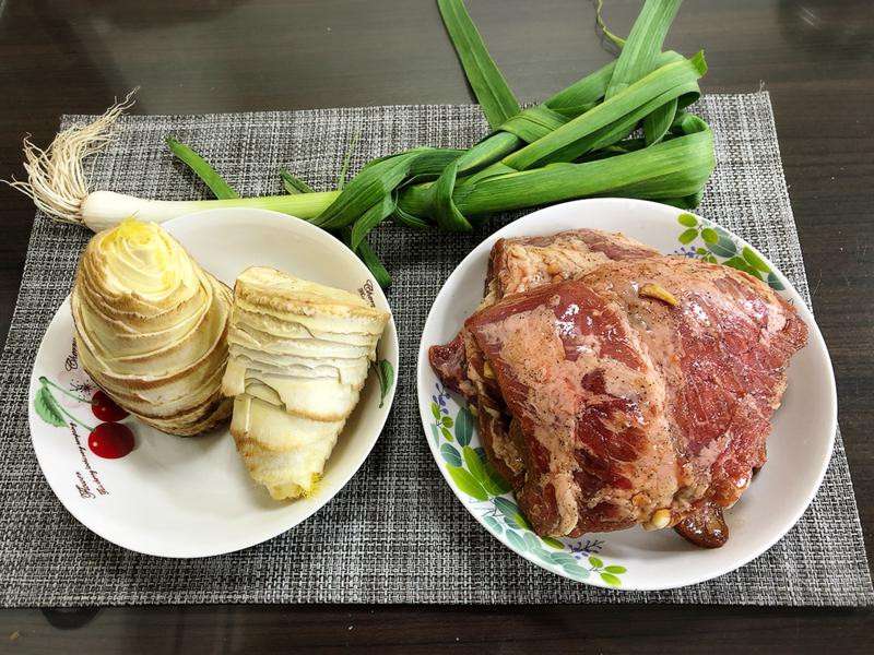 冬笋卤松阪猪肉的加工步骤