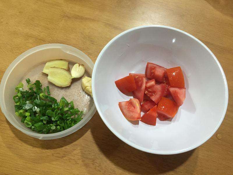 沙茶蕃茄猪肉菇菇煲的加工步骤