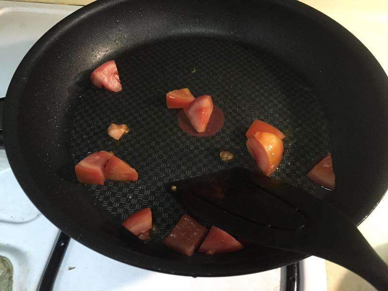 沙茶蕃茄猪肉菇菇煲的加工步骤