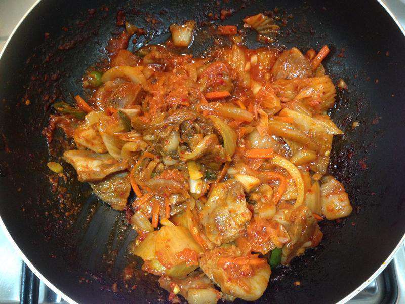 韩式豆腐泡菜두부김치(泡菜炒猪肉配豆腐)的加工步骤