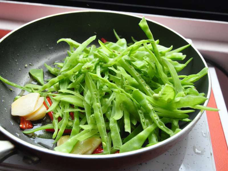 猪肉干炒豌豆荚丝的加工步骤