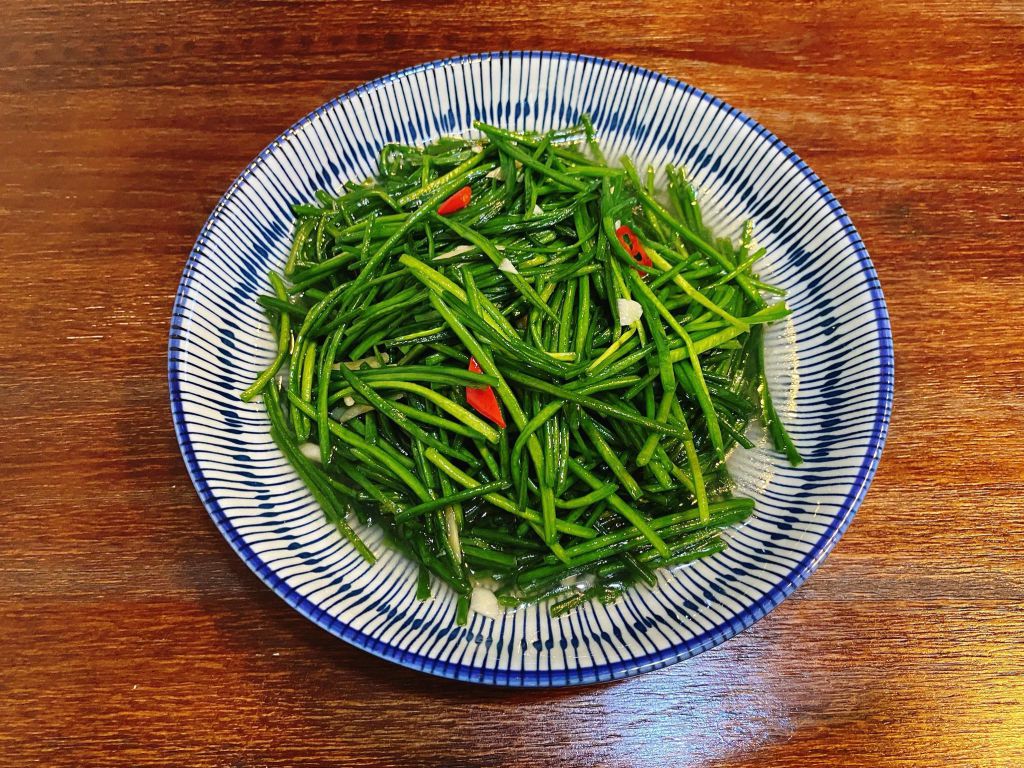 热炒料理《清炒水莲》爽脆够味又下饭的加工步骤