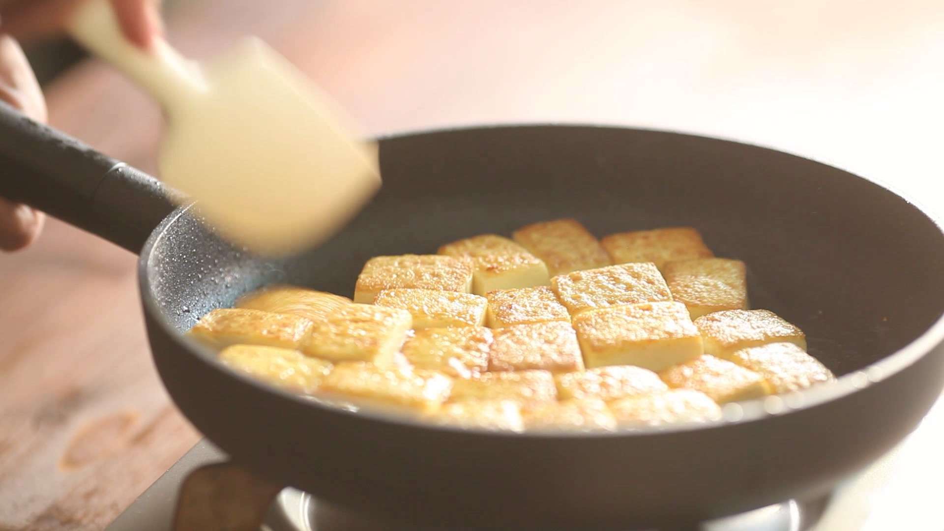 (影音) 金沙豆腐的加工步骤