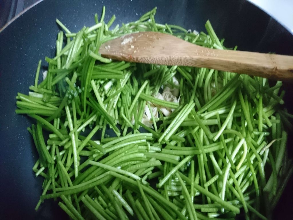 【家常菜】双菇水莲炒豆皮的加工步骤