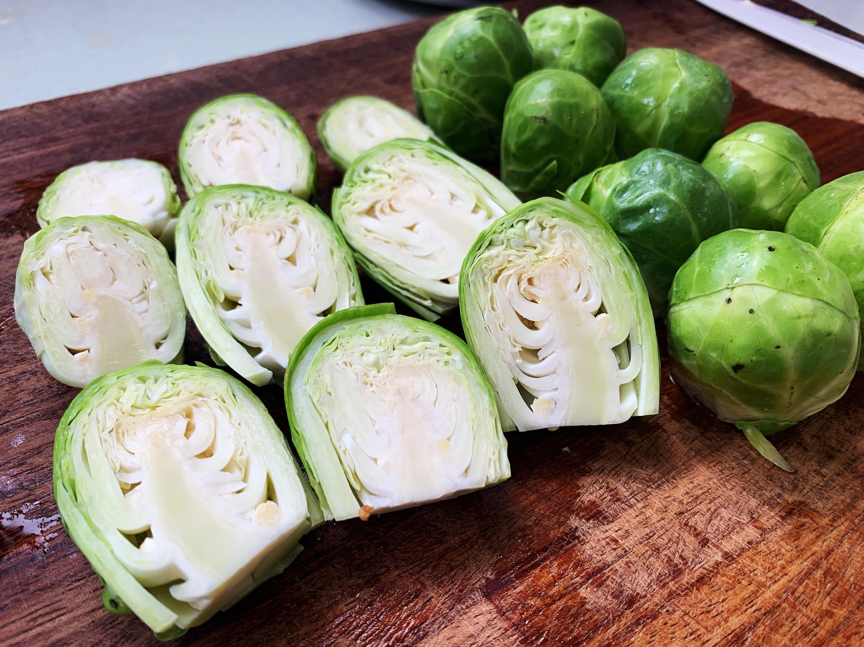 菇菇炒球芽甘蓝🥬～15分钟上菜～的加工步骤