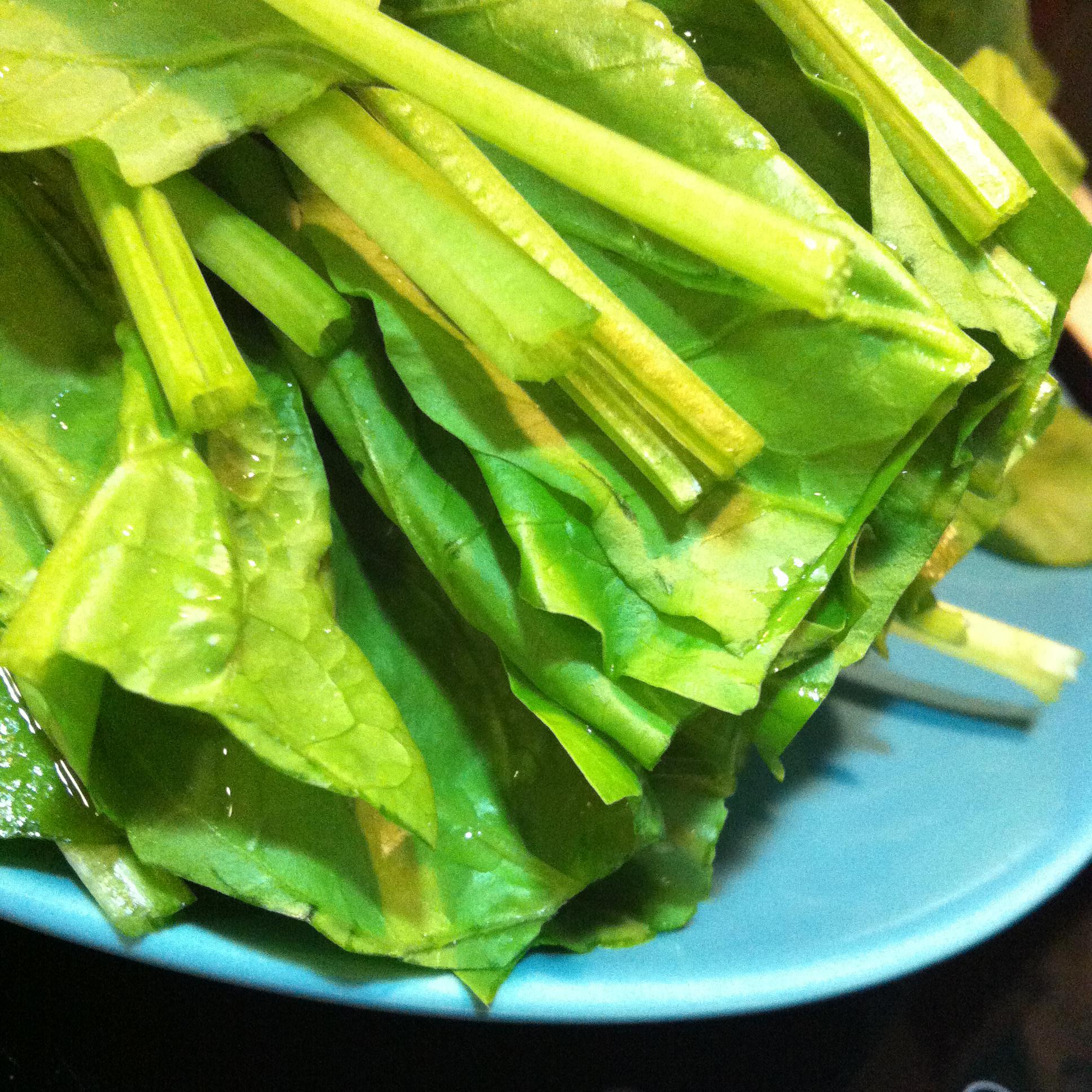 水炒波菜虾仁佐义式香料的加工步骤