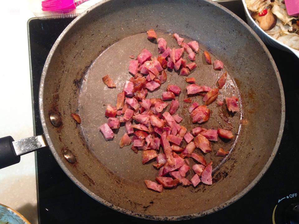 台式菜饭，香肠青江菜炒饭的加工步骤