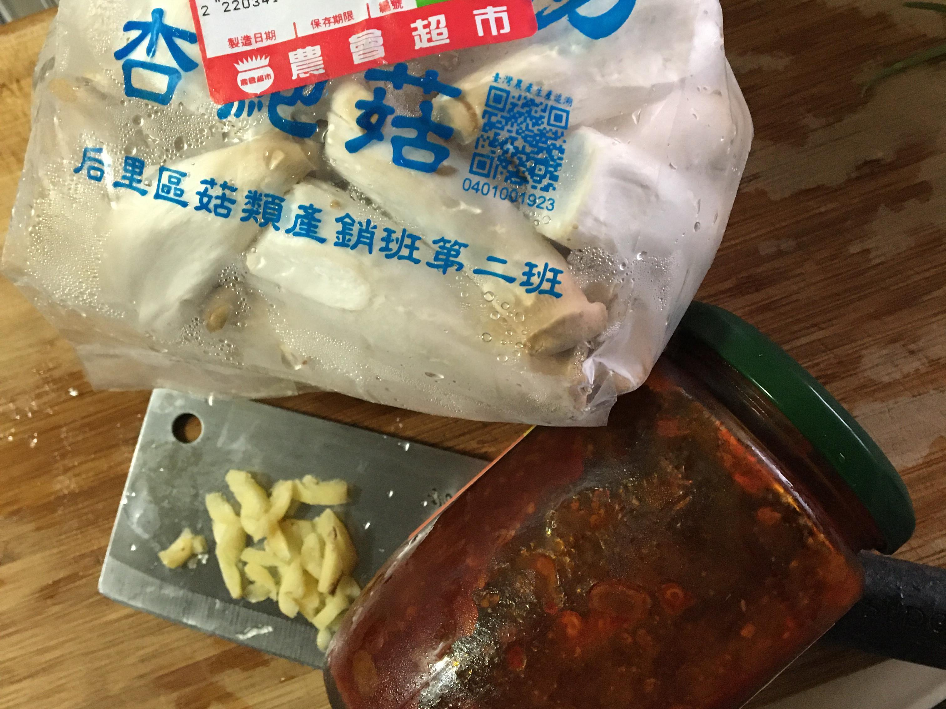 豆瓣酱烧杏鲍菇的加工步骤