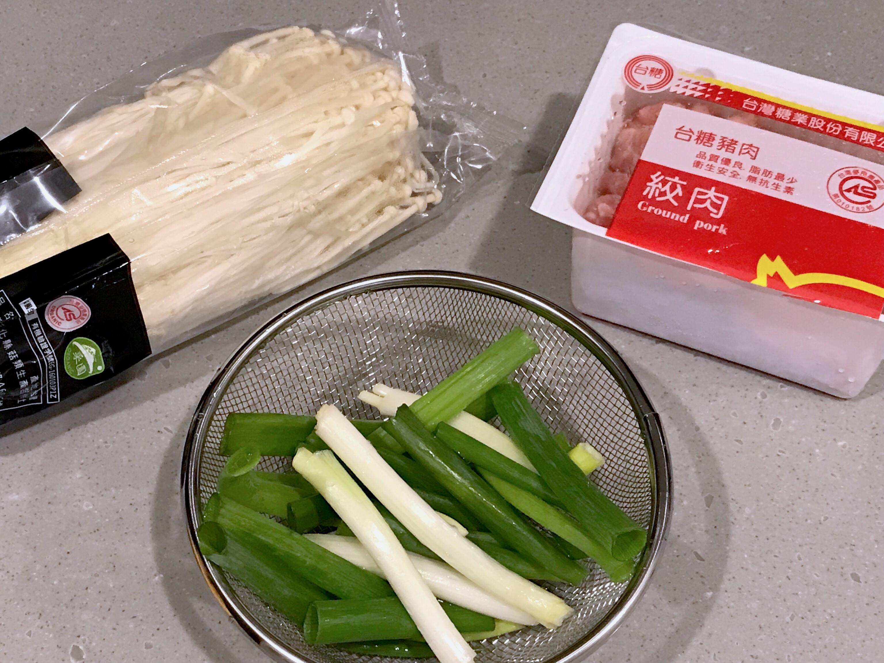 超多汁 葱肉饼卷金针菇的加工步骤