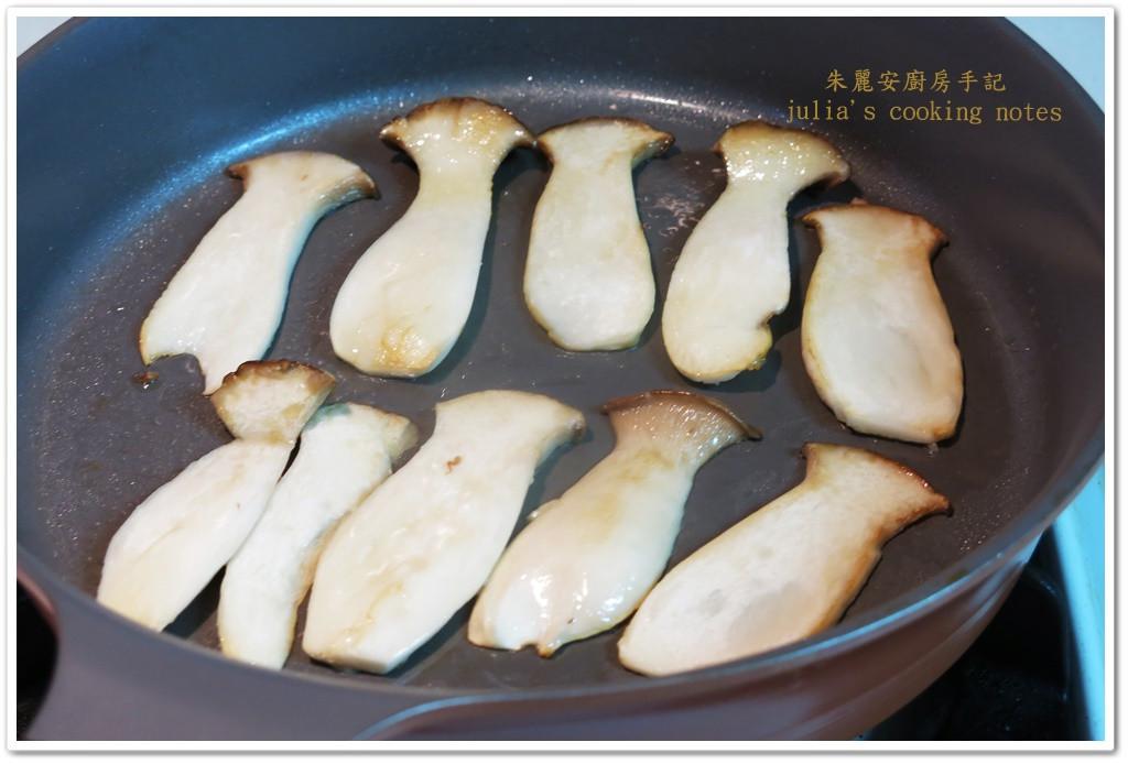 [香葱铁板杏鲍菇]简易快速料理的加工步骤