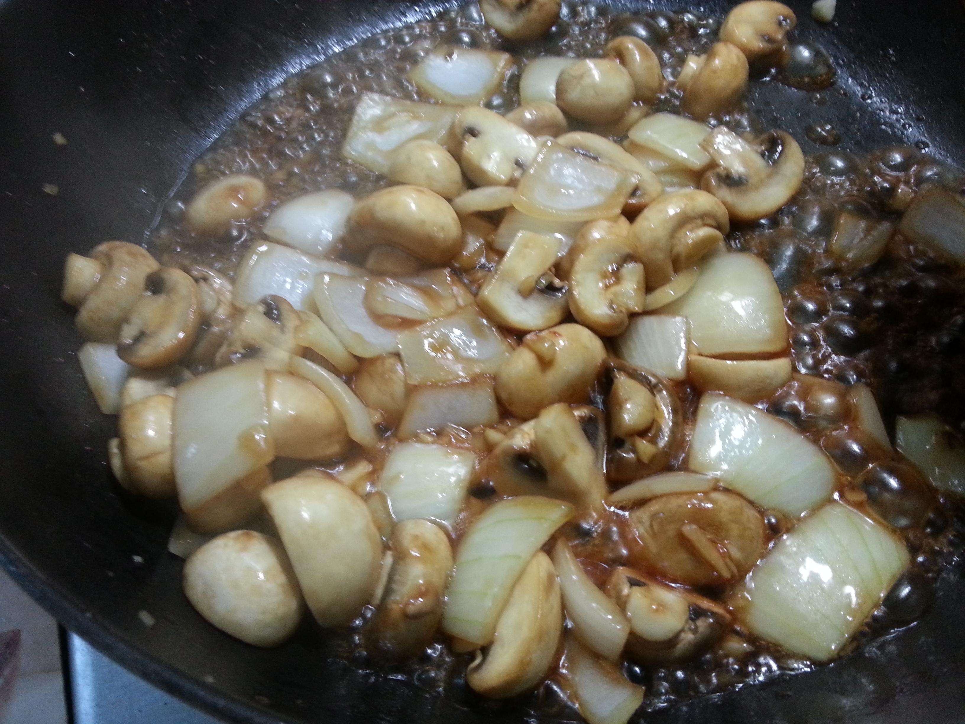 奶油蒜味菇【饮食革命】的加工步骤