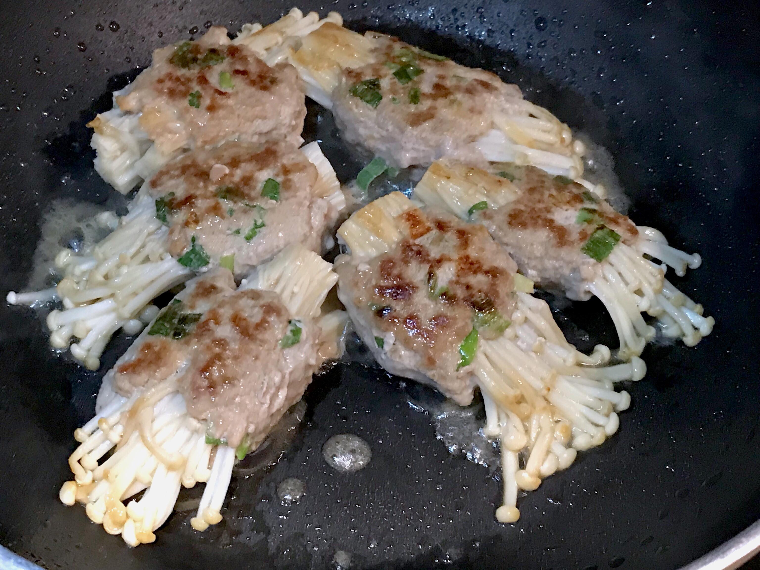 超多汁 葱肉饼卷金针菇的加工步骤