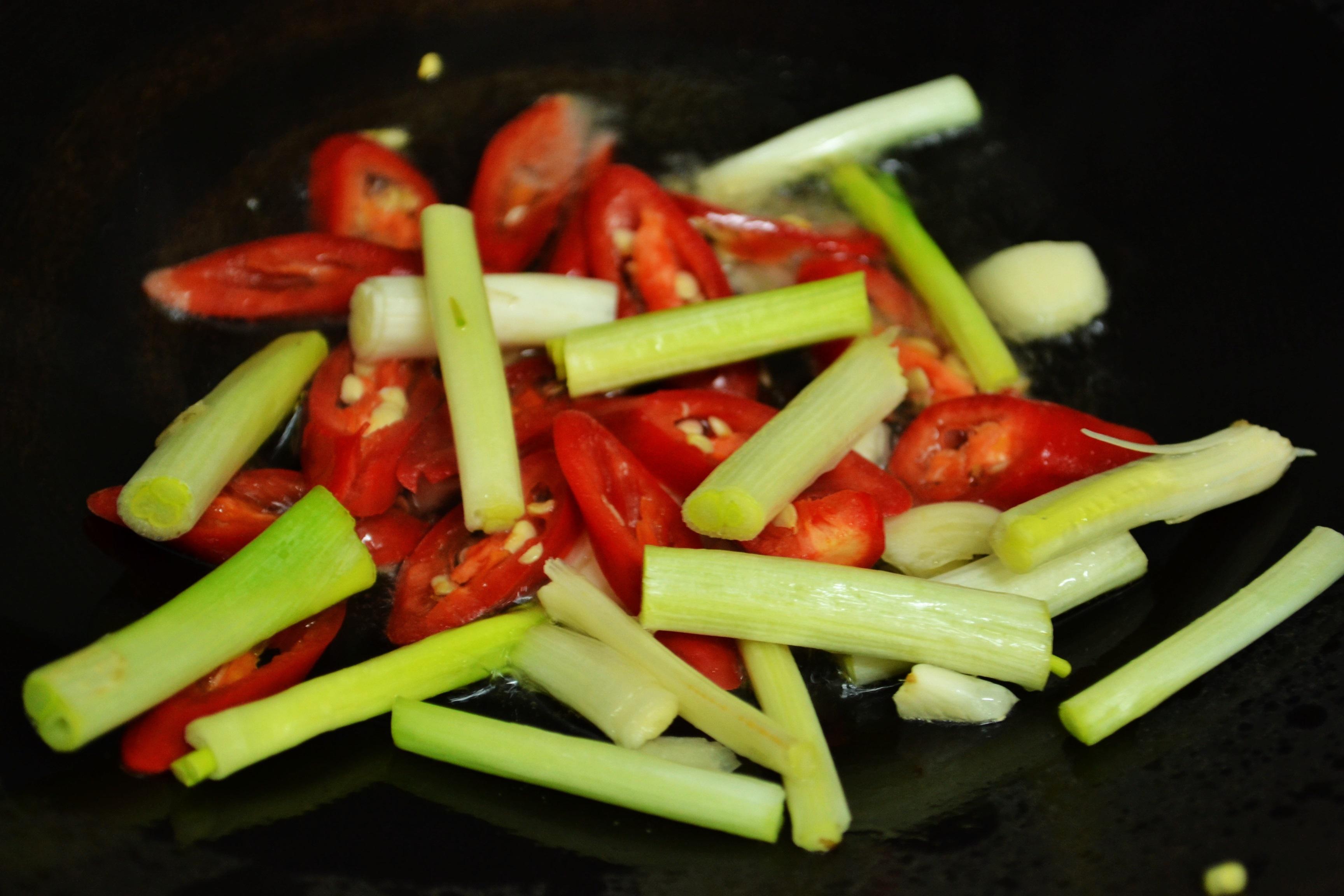 米味噌肉丝炒菇菇【谷盛米味噌】的加工步骤