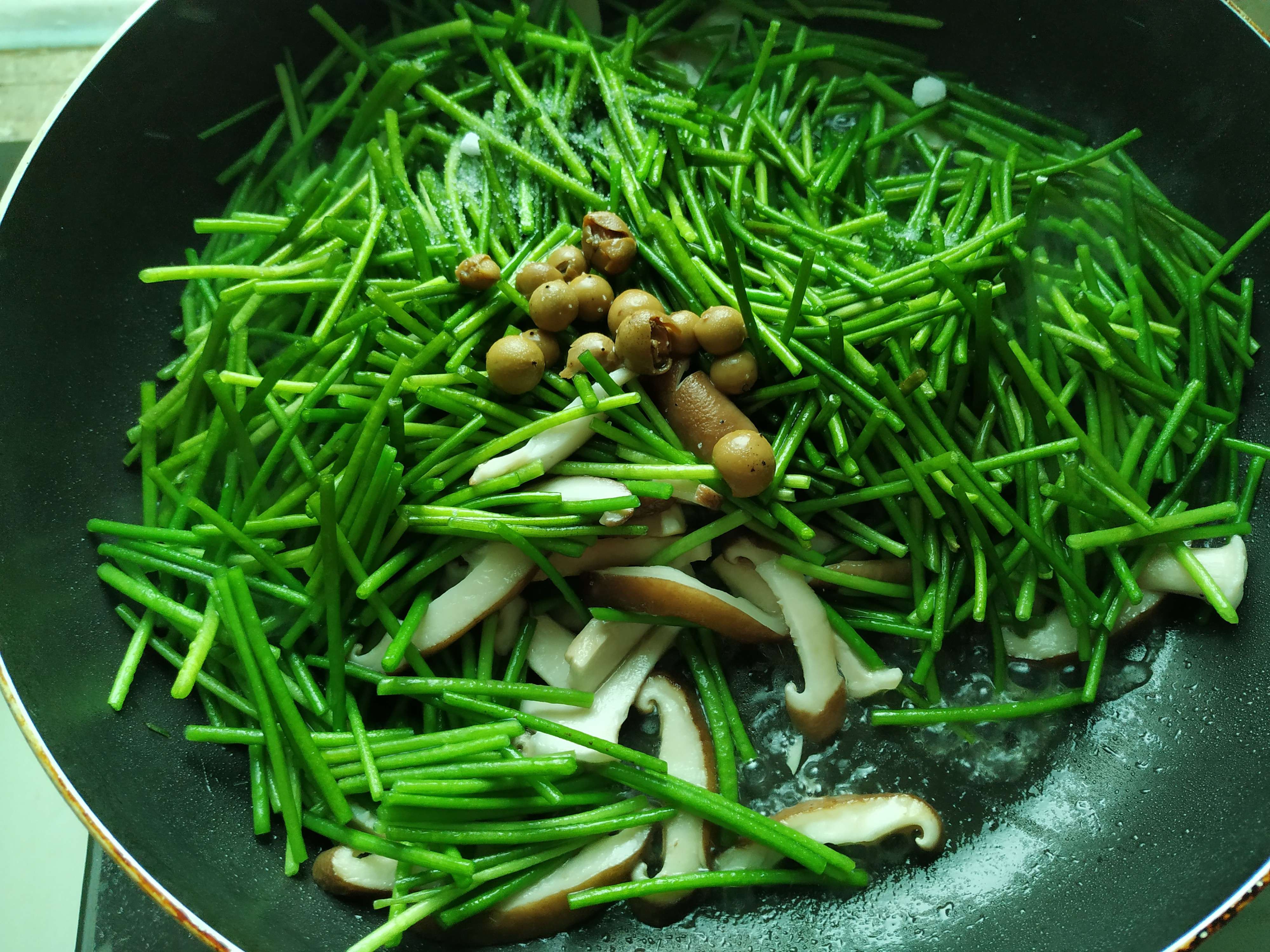 香菇炒水莲的加工步骤