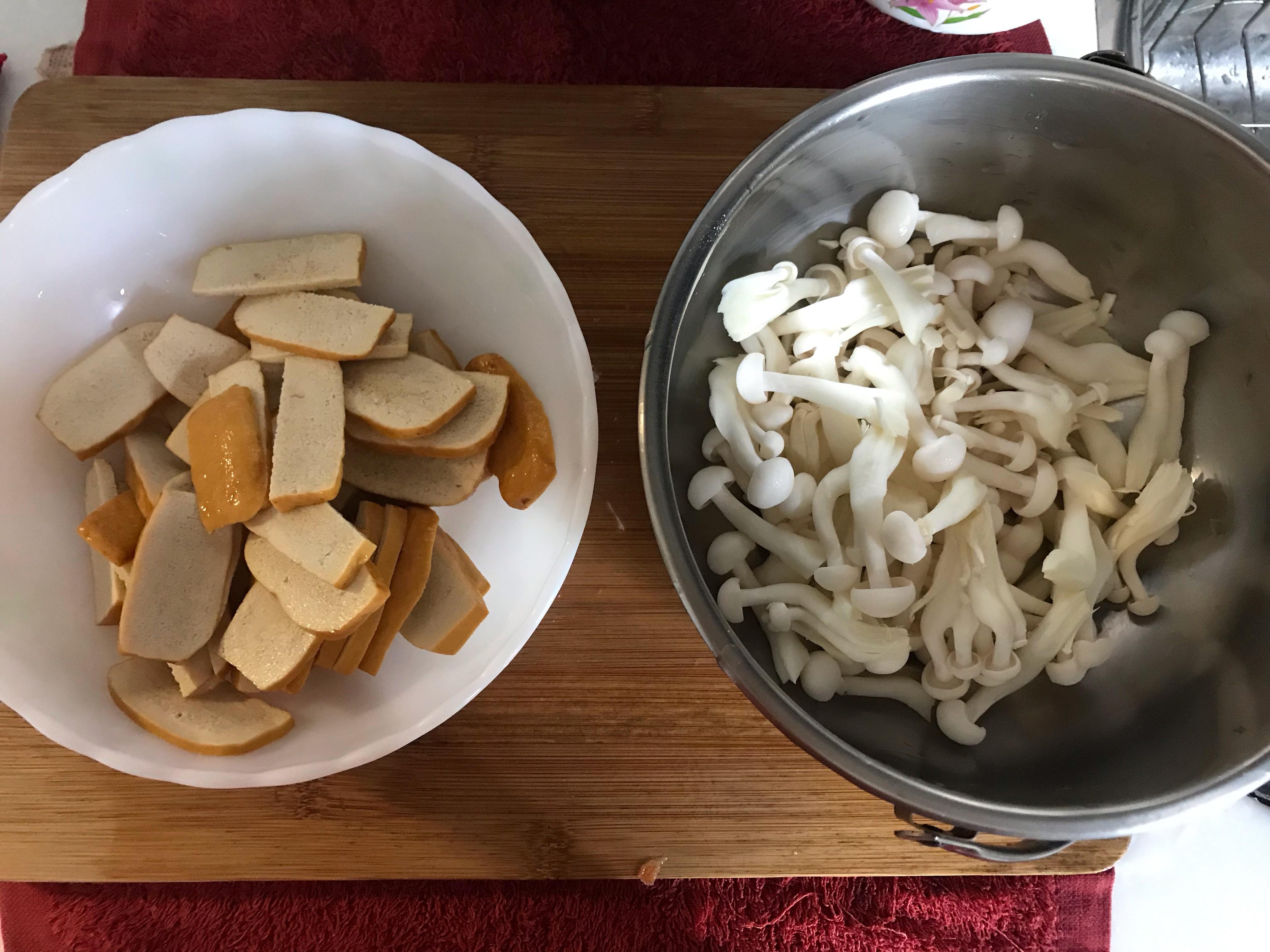 豆干肉丝炒菇菇的加工步骤