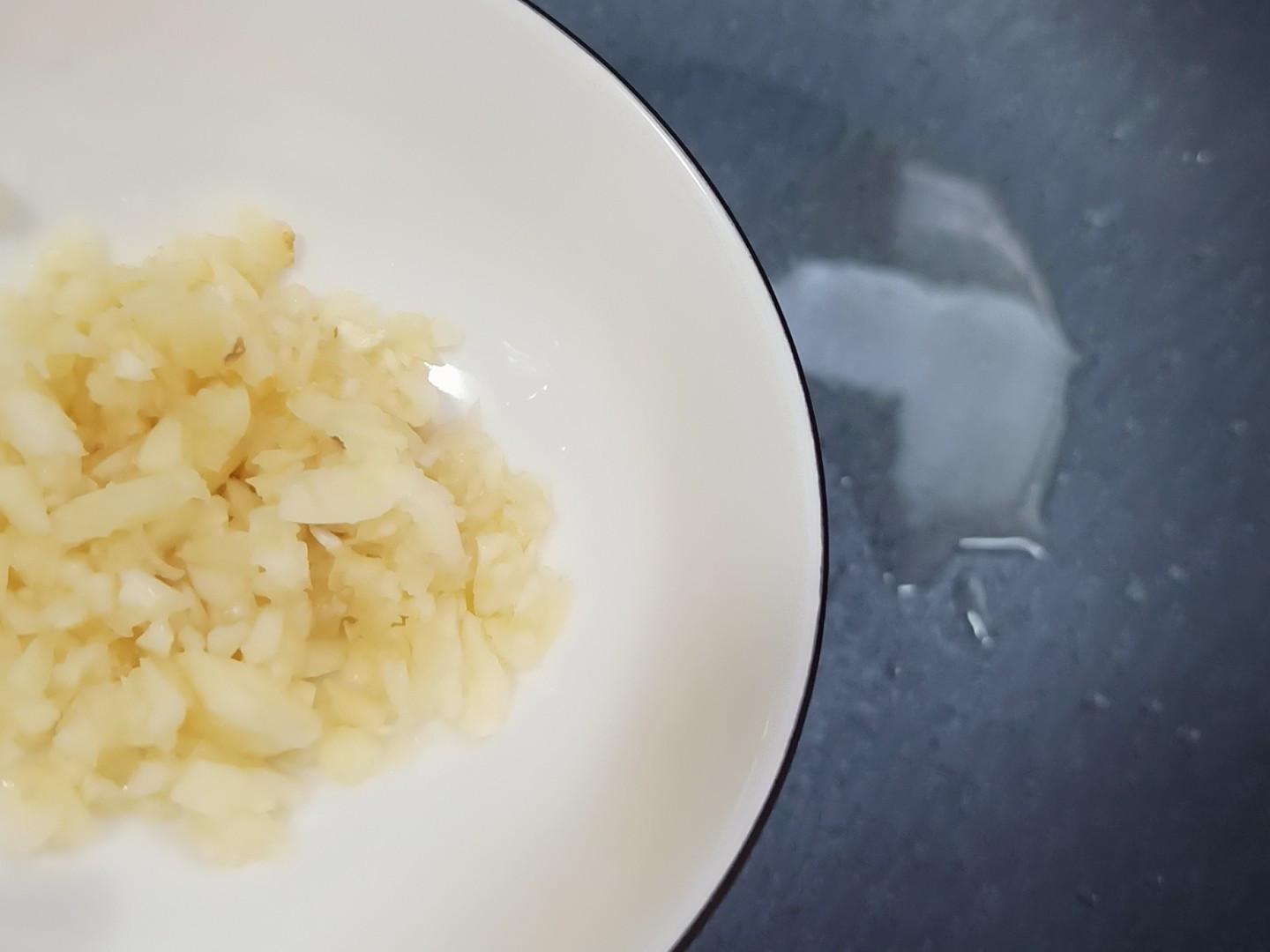 花椒烧鸡球（简单煮）杏鲍菇青椒快炒鸡肉的加工步骤