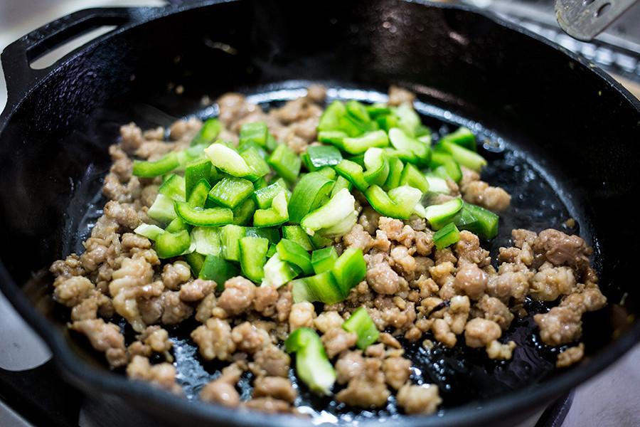 拌饭好开胃-沙茶青椒肉末的加工步骤