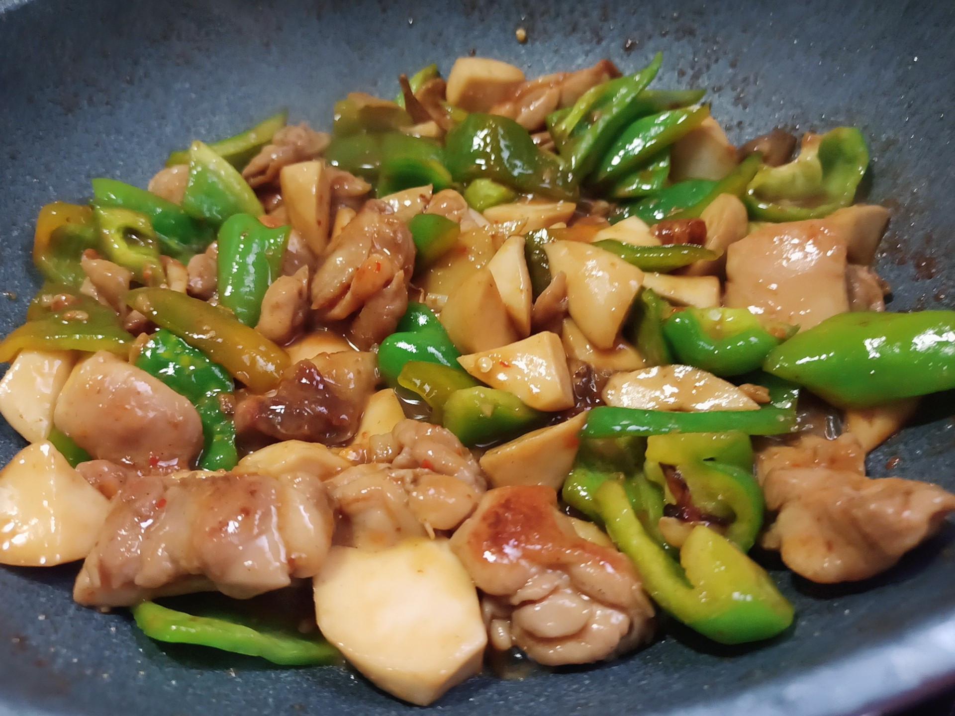 花椒烧鸡球（简单煮）杏鲍菇青椒快炒鸡肉的加工步骤