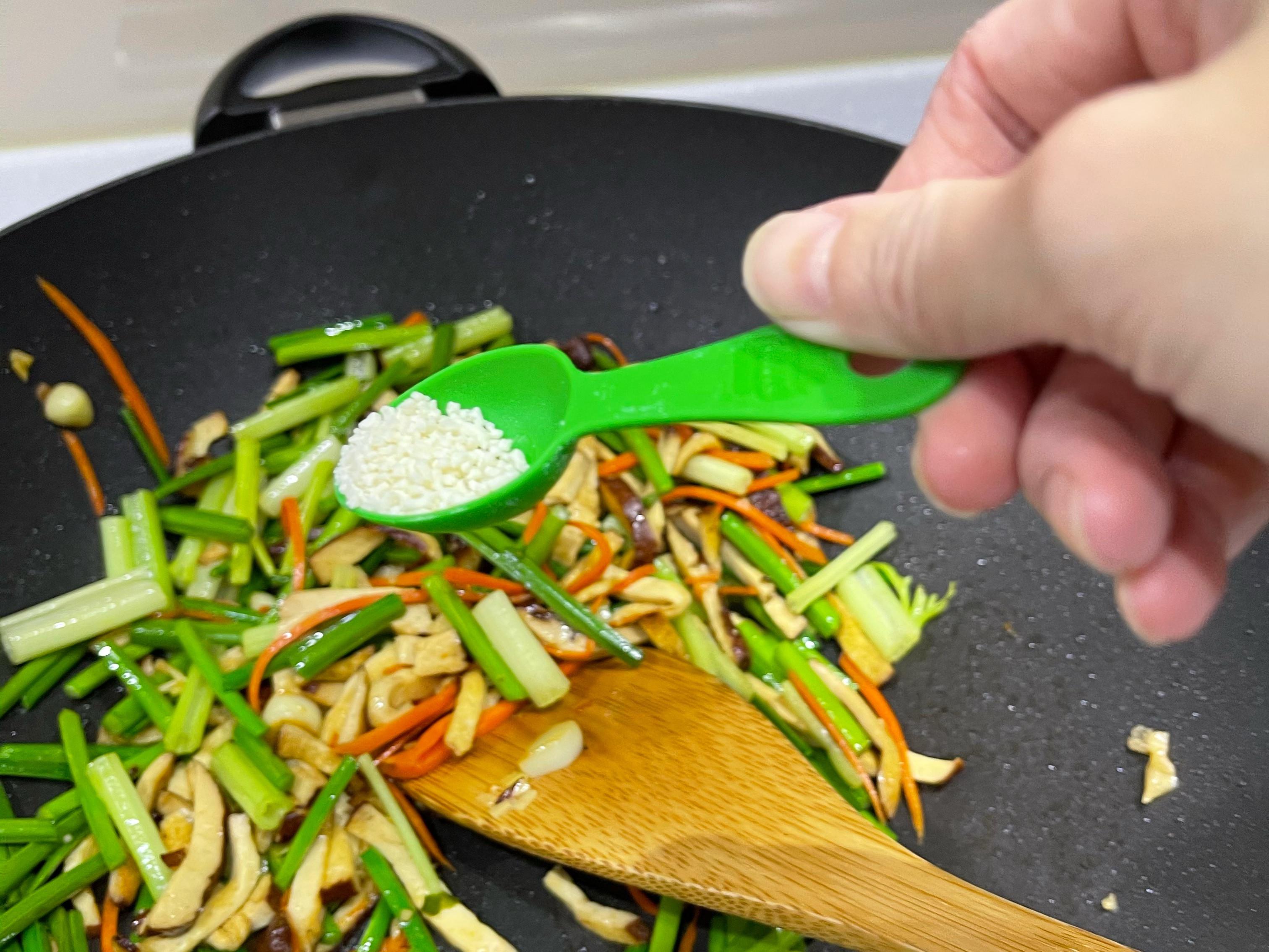 芹菜韭菜花炒豆干丝的加工步骤