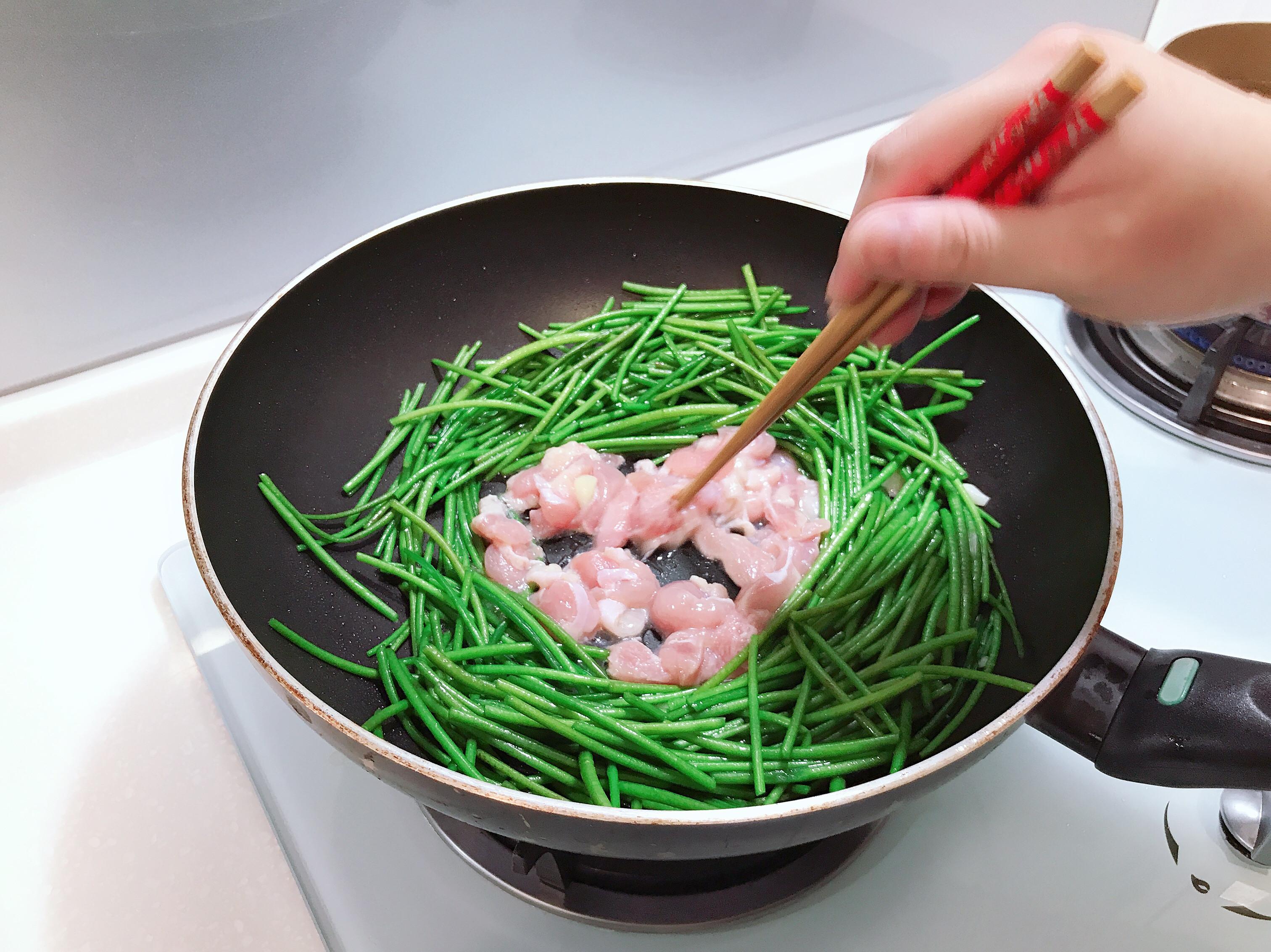 鸡肉炒水莲的加工步骤