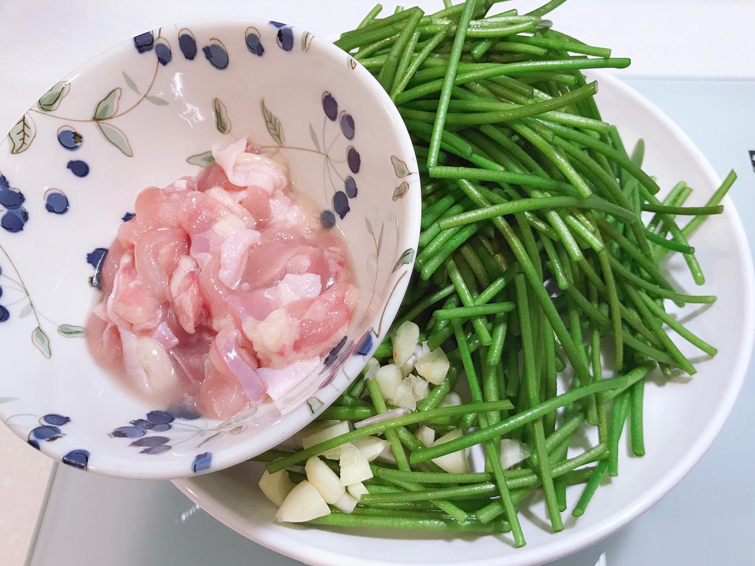 鸡肉炒水莲的加工步骤