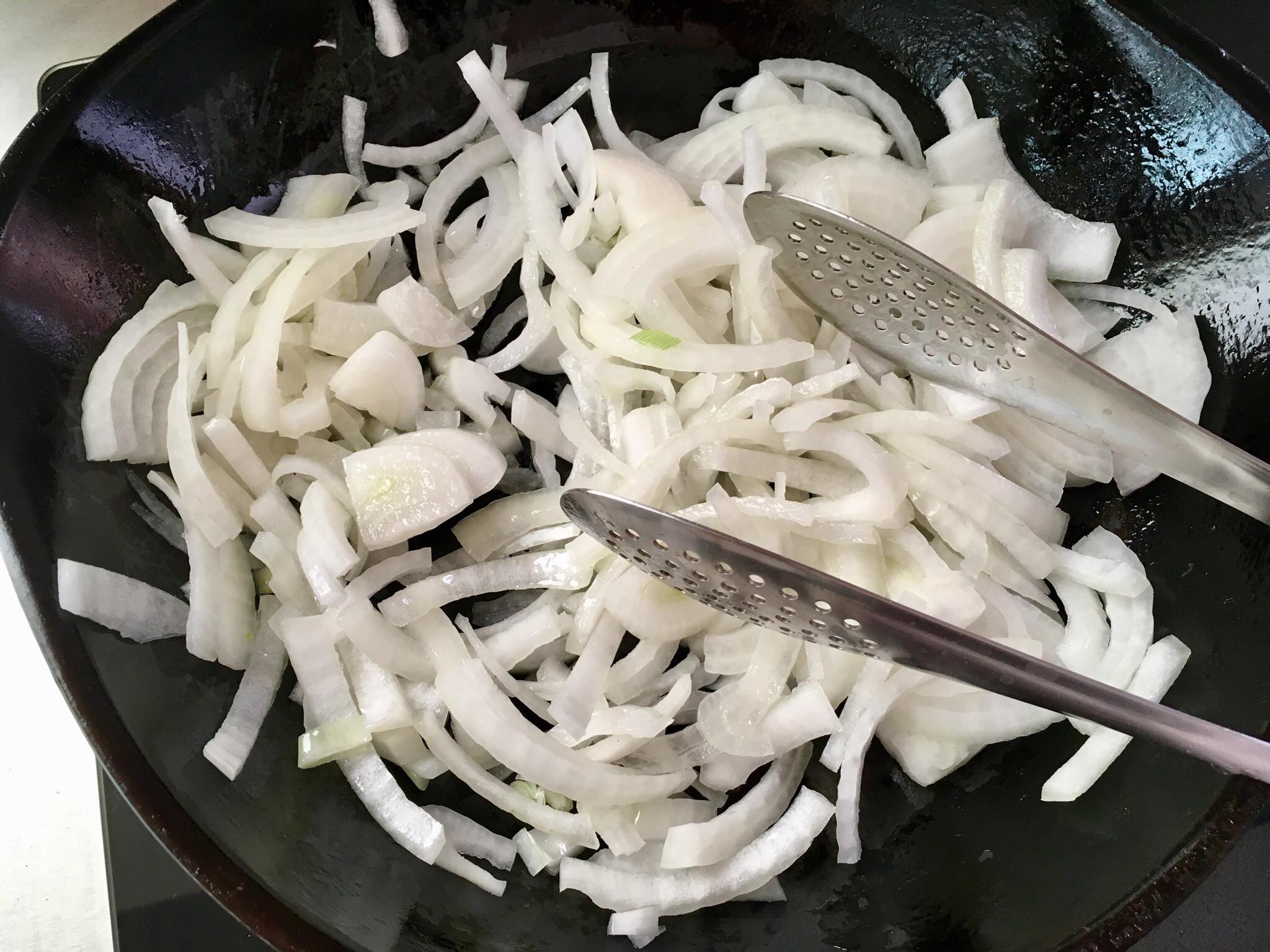 洋葱牛肉佐高丽菜丝🍅奶油马铃薯红藜麦饭的加工步骤