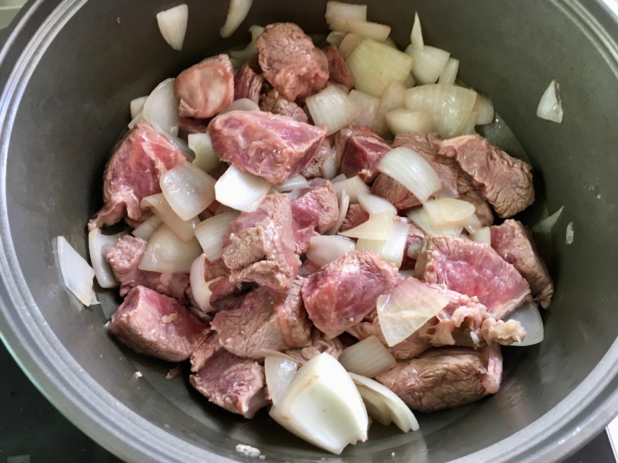 洋葱牛肉咖喱.红藜麦饭.彩色蕃茄生菜沙拉的加工步骤