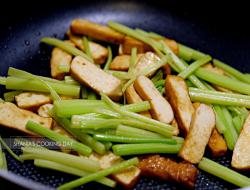 香芹炒豆干，适合炎夏的餐桌料理