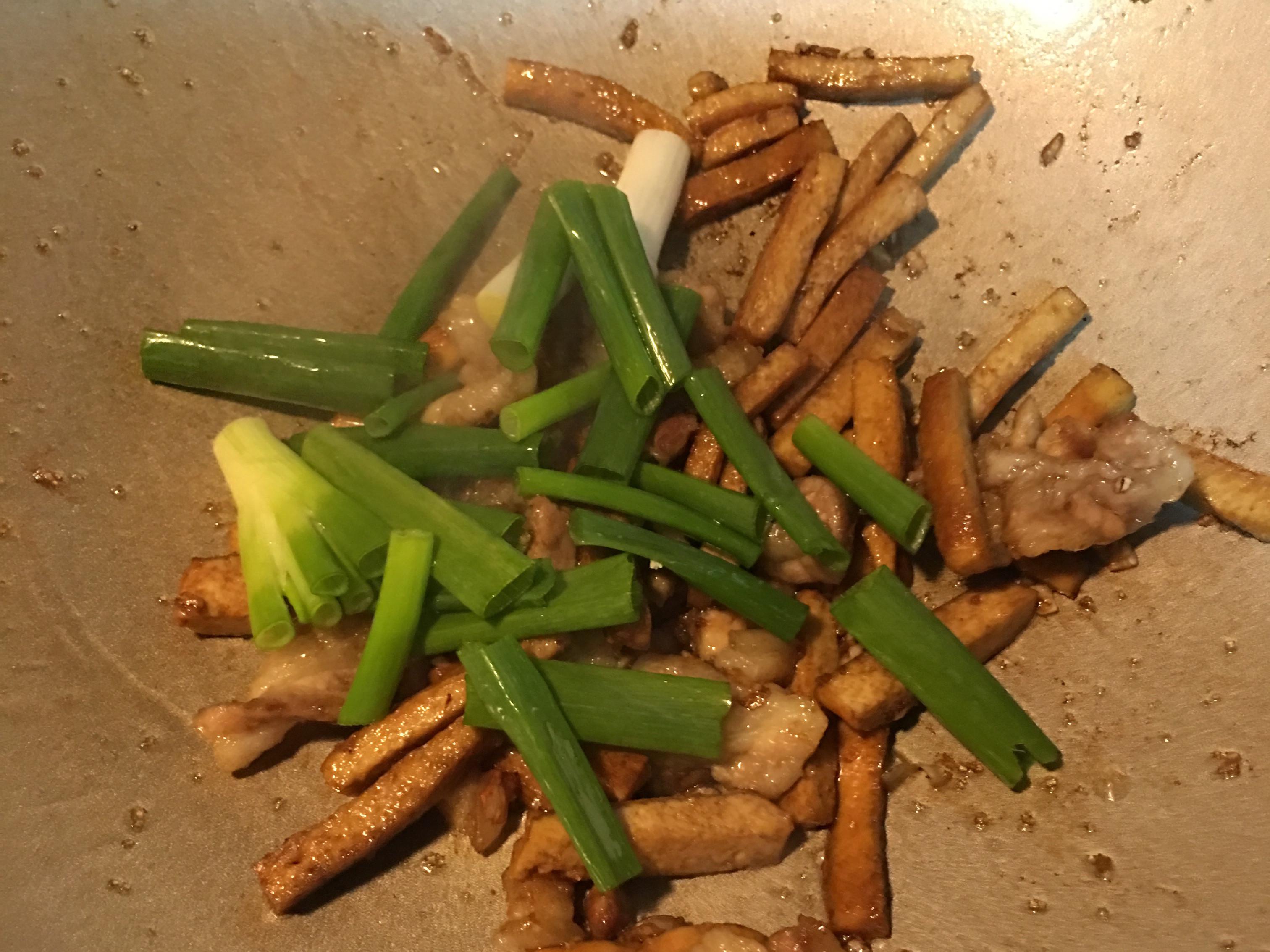 葱爆五花肉丝炒豆干的加工步骤