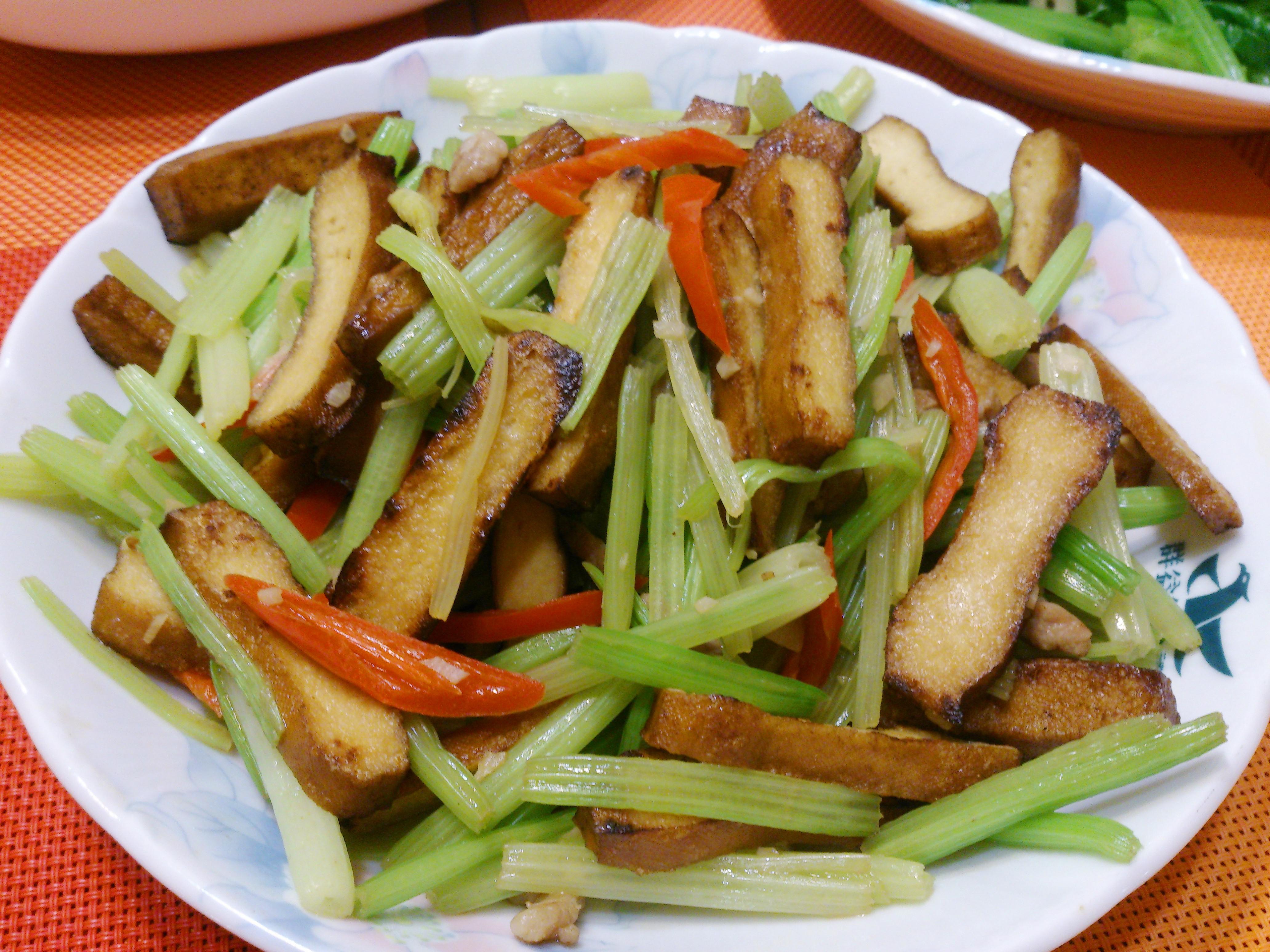 {爱美丽的轻鬆料理} ~ 芹菜豆干炒肉丝的加工步骤