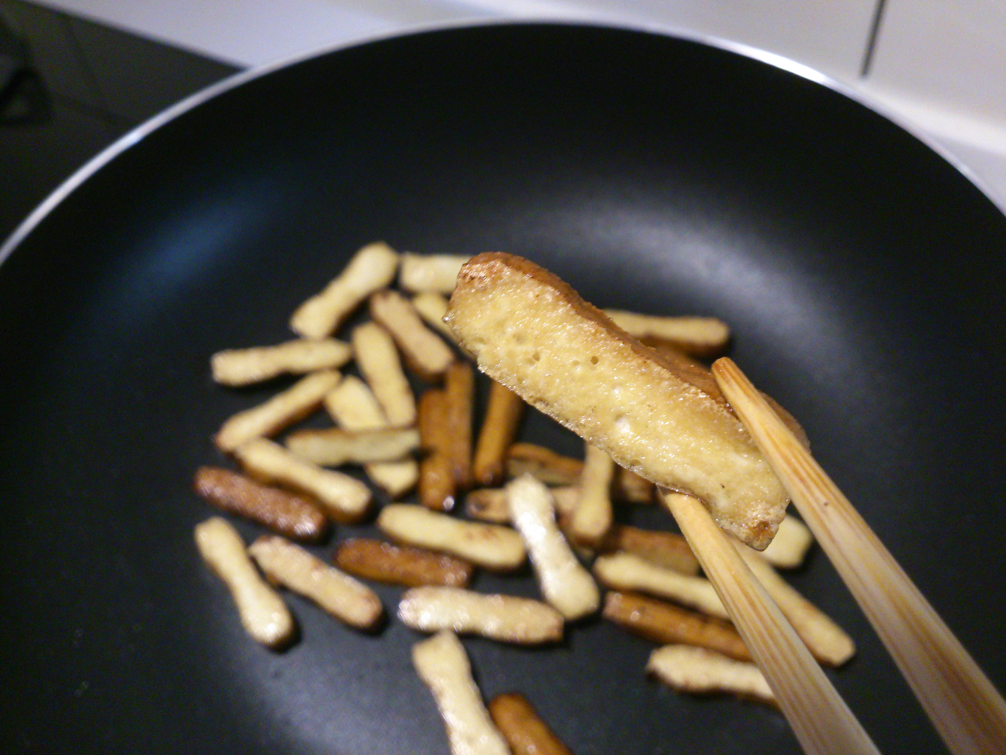 {爱美丽的轻鬆料理} ~ 芹菜豆干炒肉丝的加工步骤