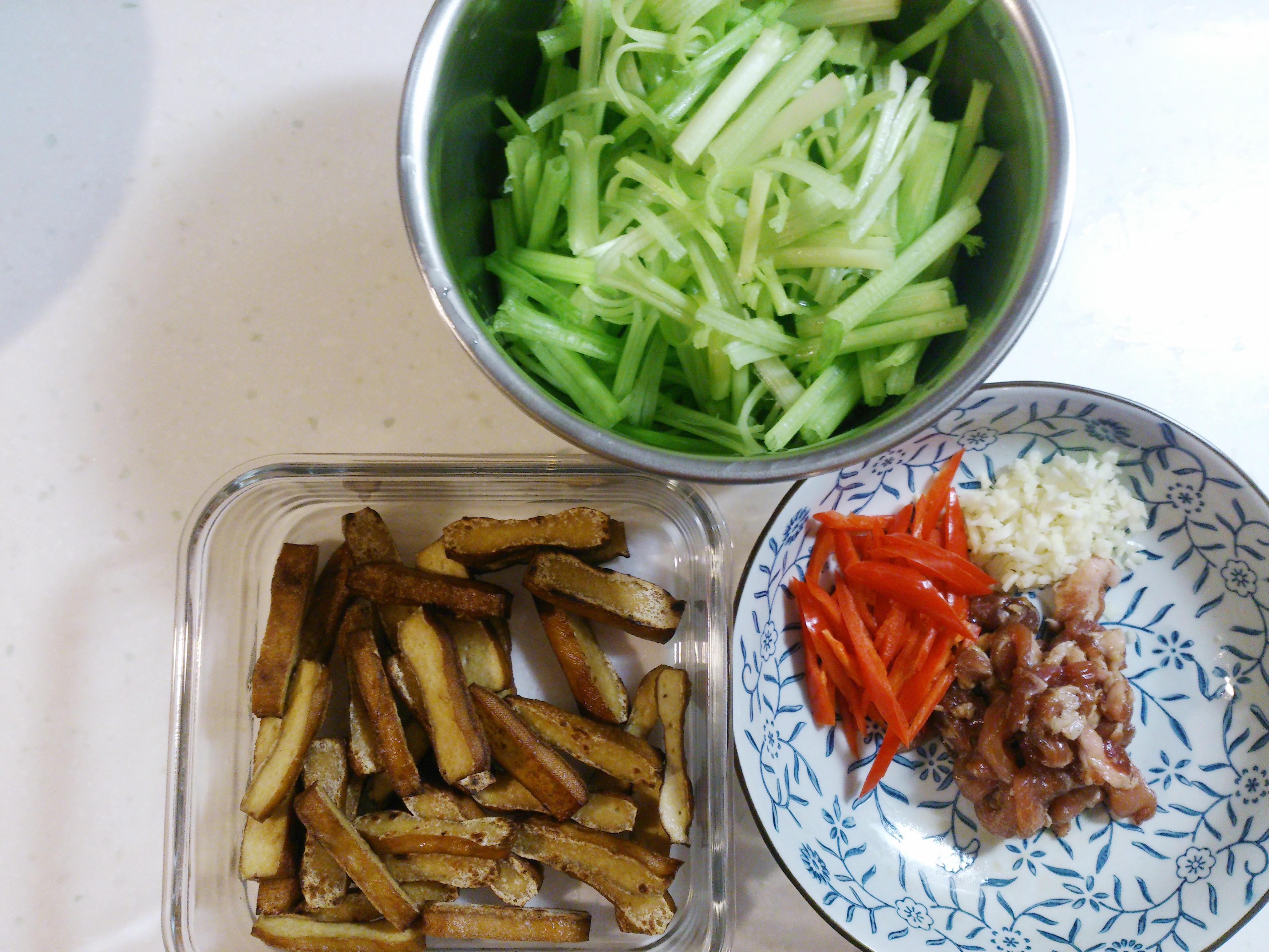 {爱美丽的轻鬆料理} ~ 芹菜豆干炒肉丝的加工步骤