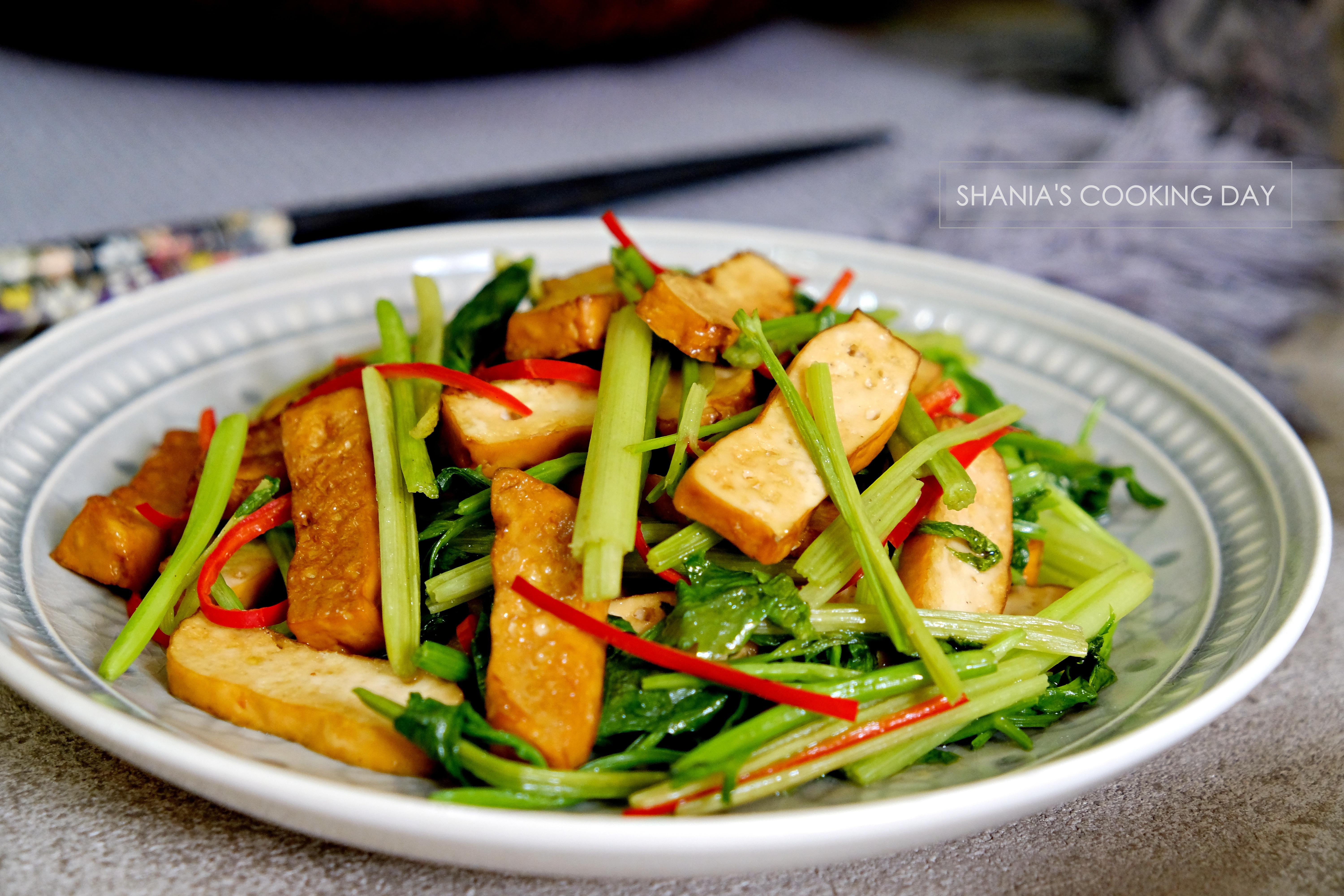 香芹炒豆干，适合炎夏的餐桌料理的加工步骤