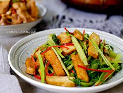 香芹炒豆干，适合炎夏的餐桌料理