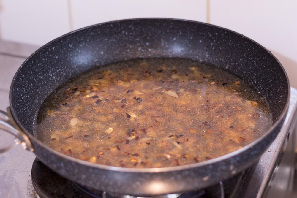 茶餐厅美食，港式蒜蓉汁鸡排的加工步骤