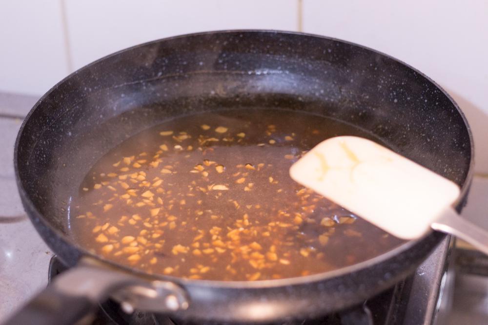 茶餐厅美食，港式蒜蓉汁鸡排的加工步骤