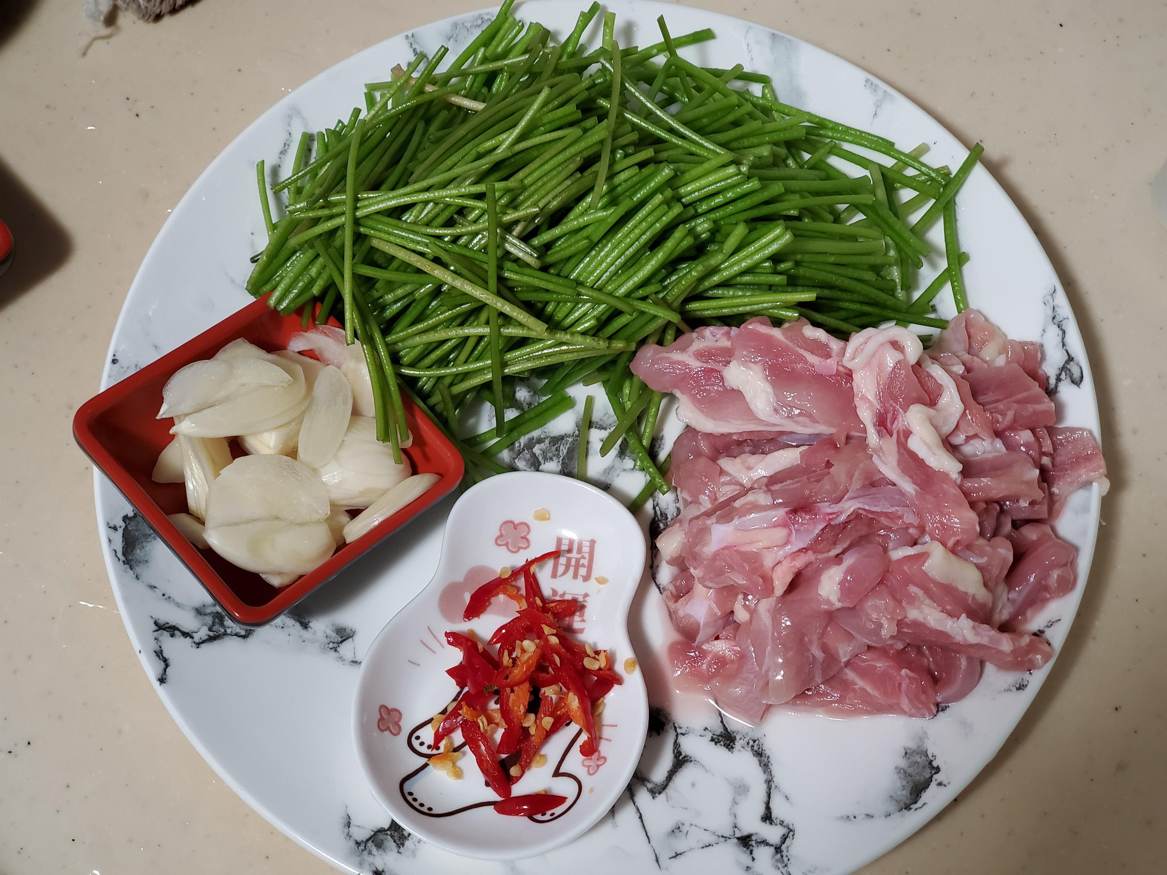 简单下饭菜～蒜味鸡肉炒水莲的加工步骤