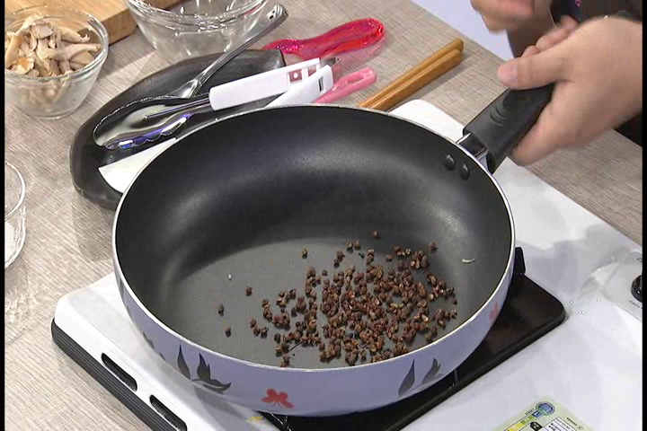 隔夜炸鸡摇身一变椒麻口水鸡的加工步骤