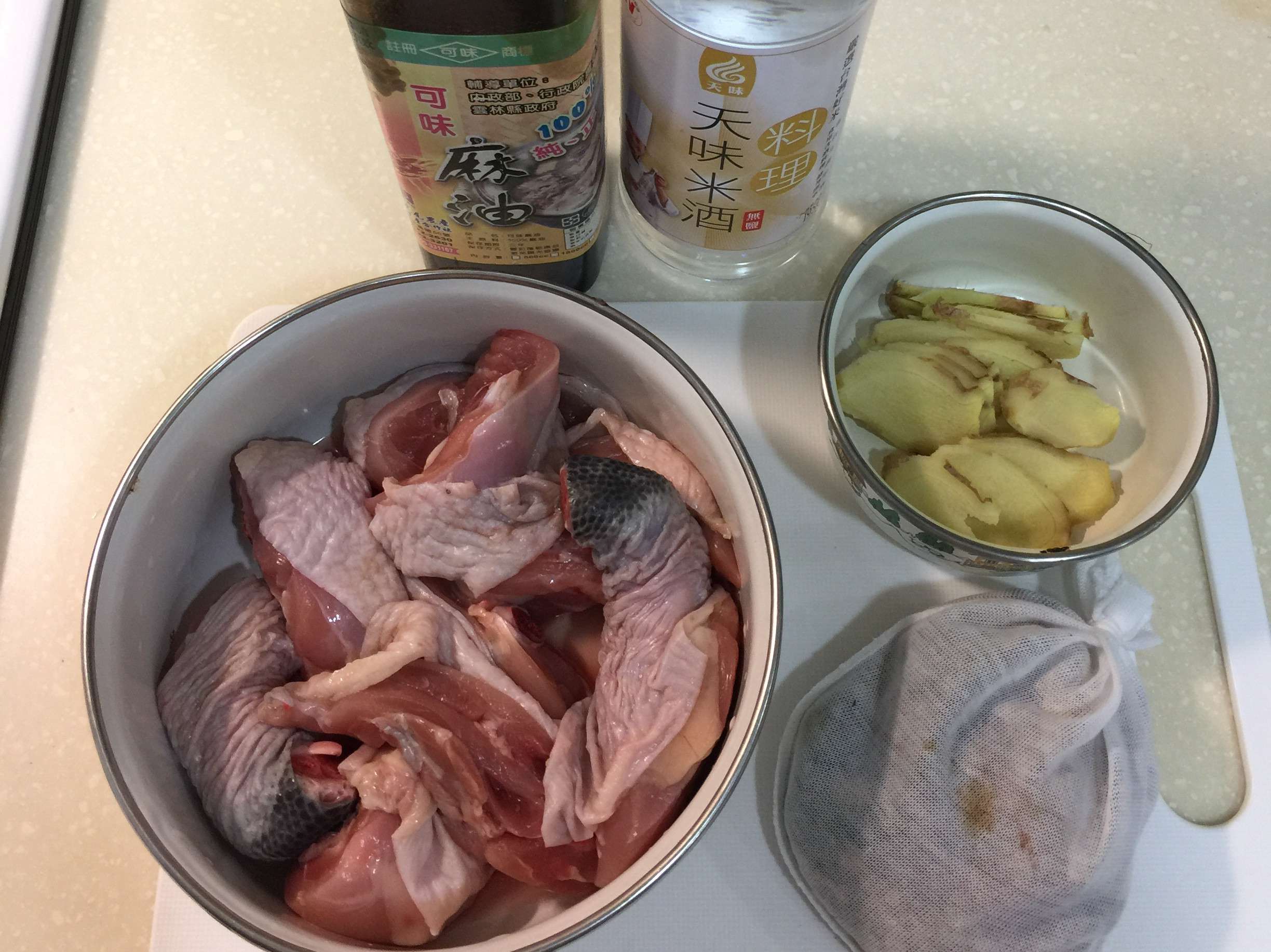 小孩也能吃的 麻油鸡酒 又名 烧酒鸡的加工步骤