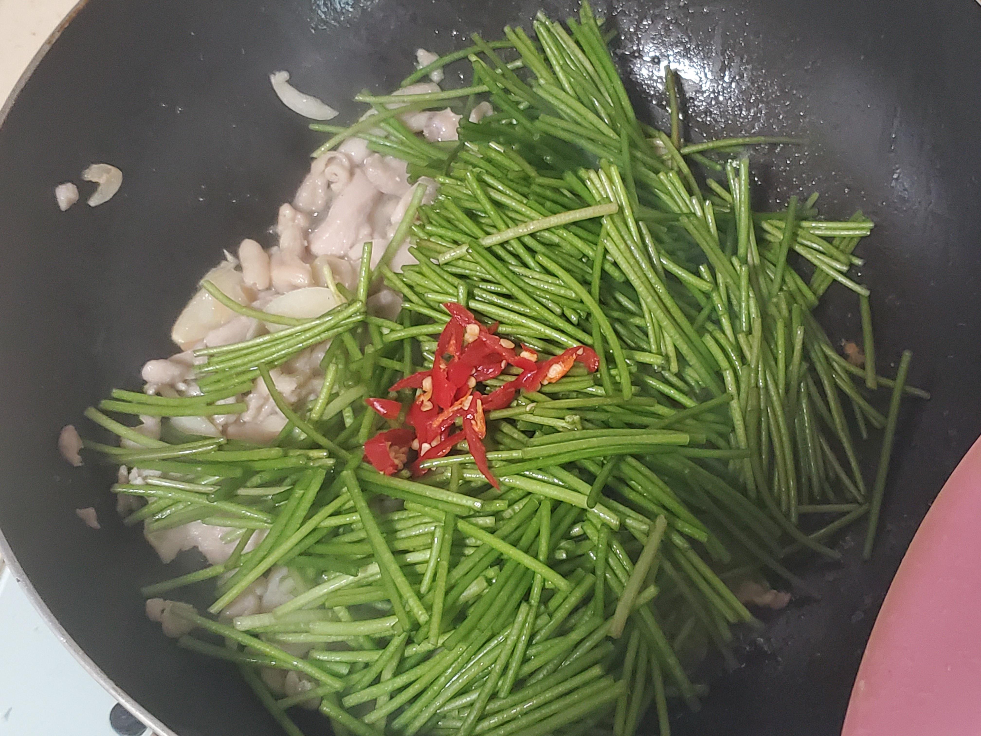 简单下饭菜～蒜味鸡肉炒水莲的加工步骤