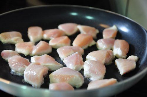 蛋酱照烧鸡肉（鶏のマヨ照り焼き）的加工步骤