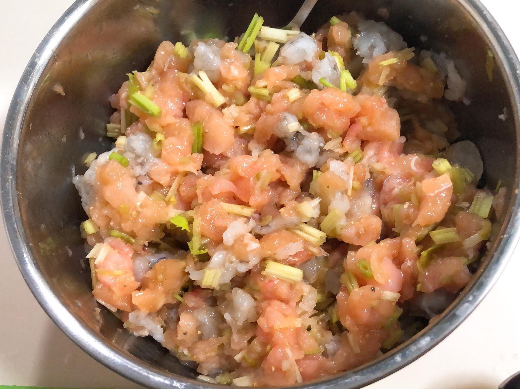 芹菜鸡肉鲜虾排～鸡胸肉也能很美味的加工步骤