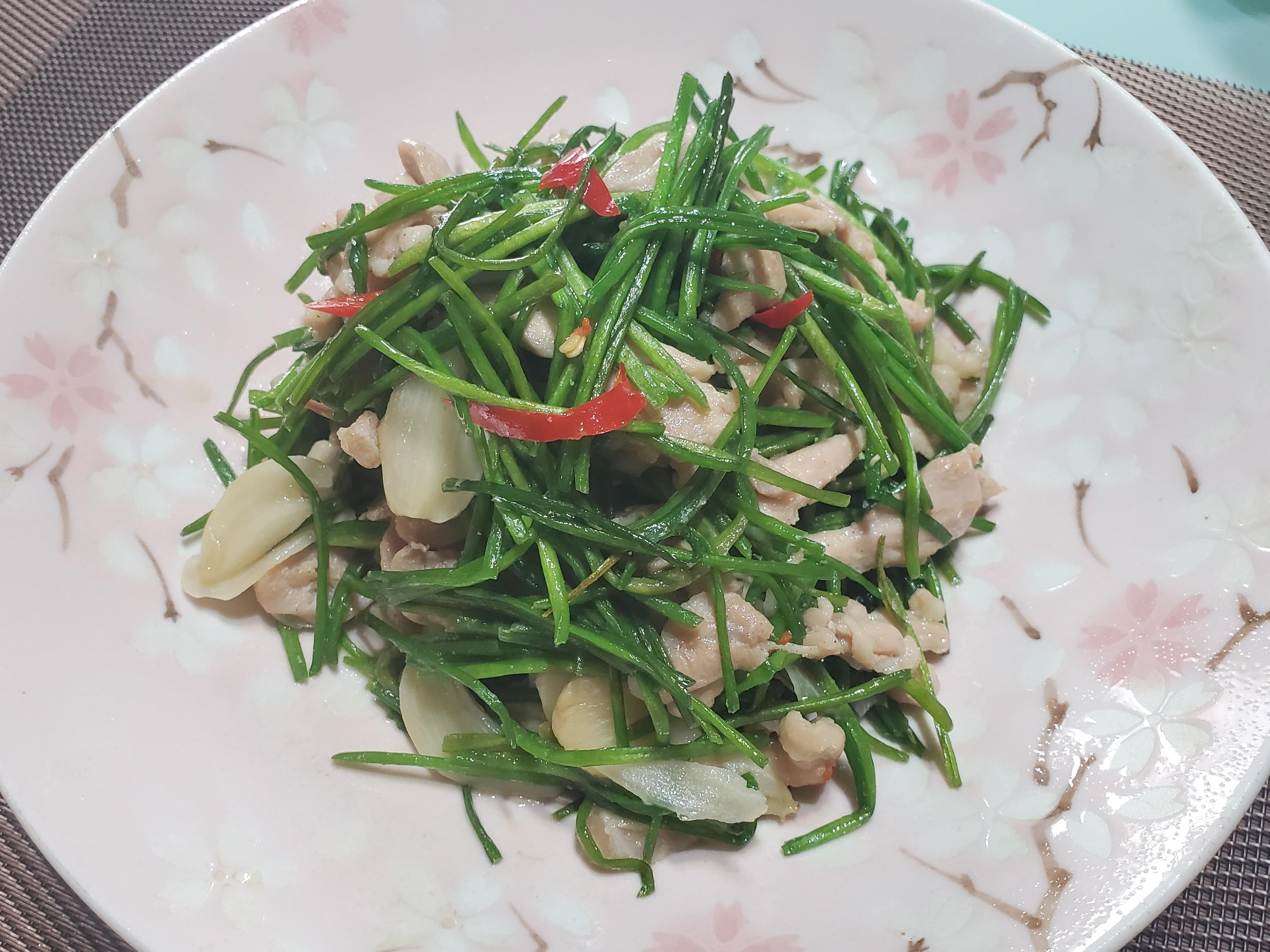 简单下饭菜～蒜味鸡肉炒水莲的加工步骤