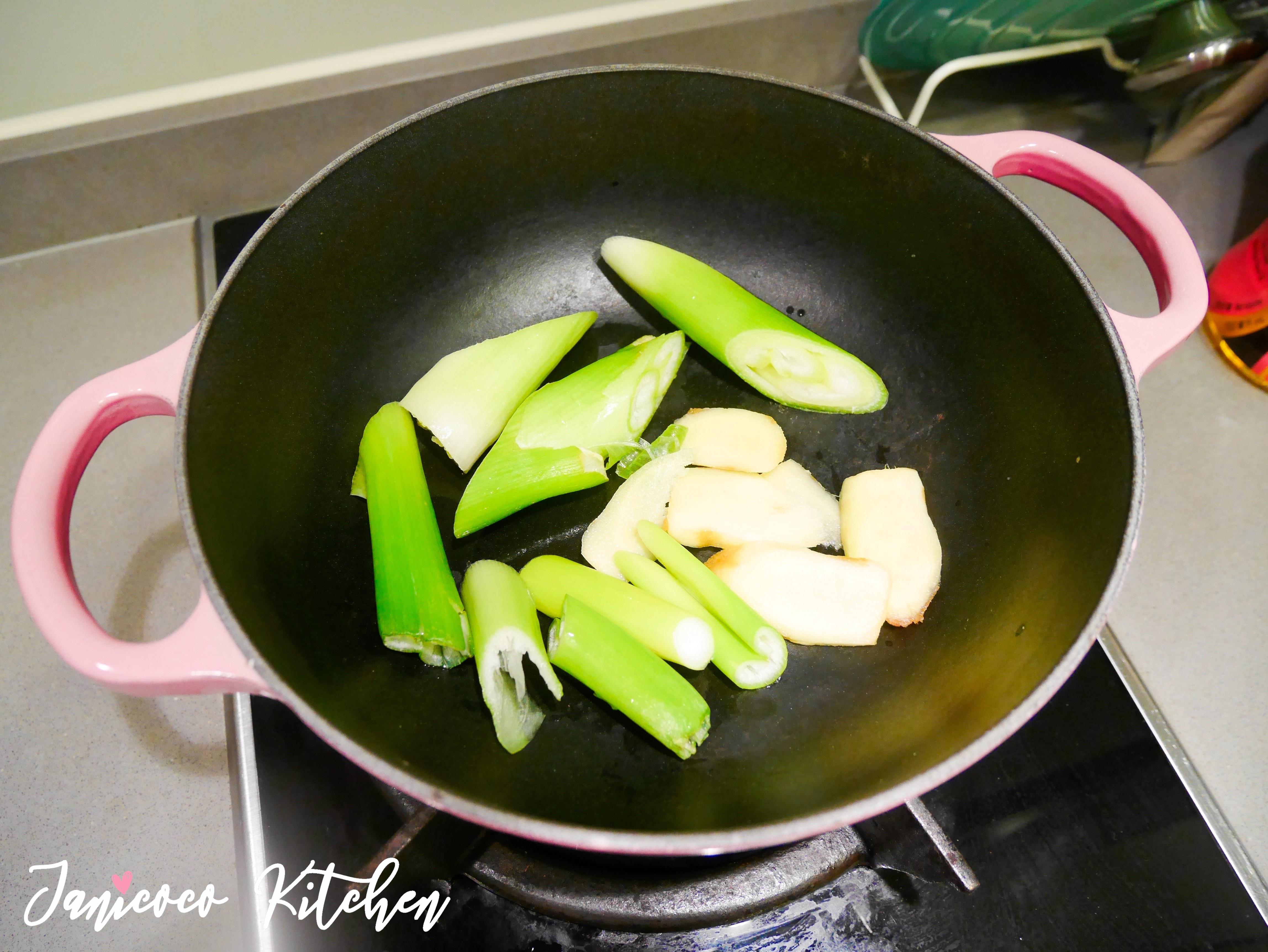 中式小菜🥘奶白云吞鸡的加工步骤