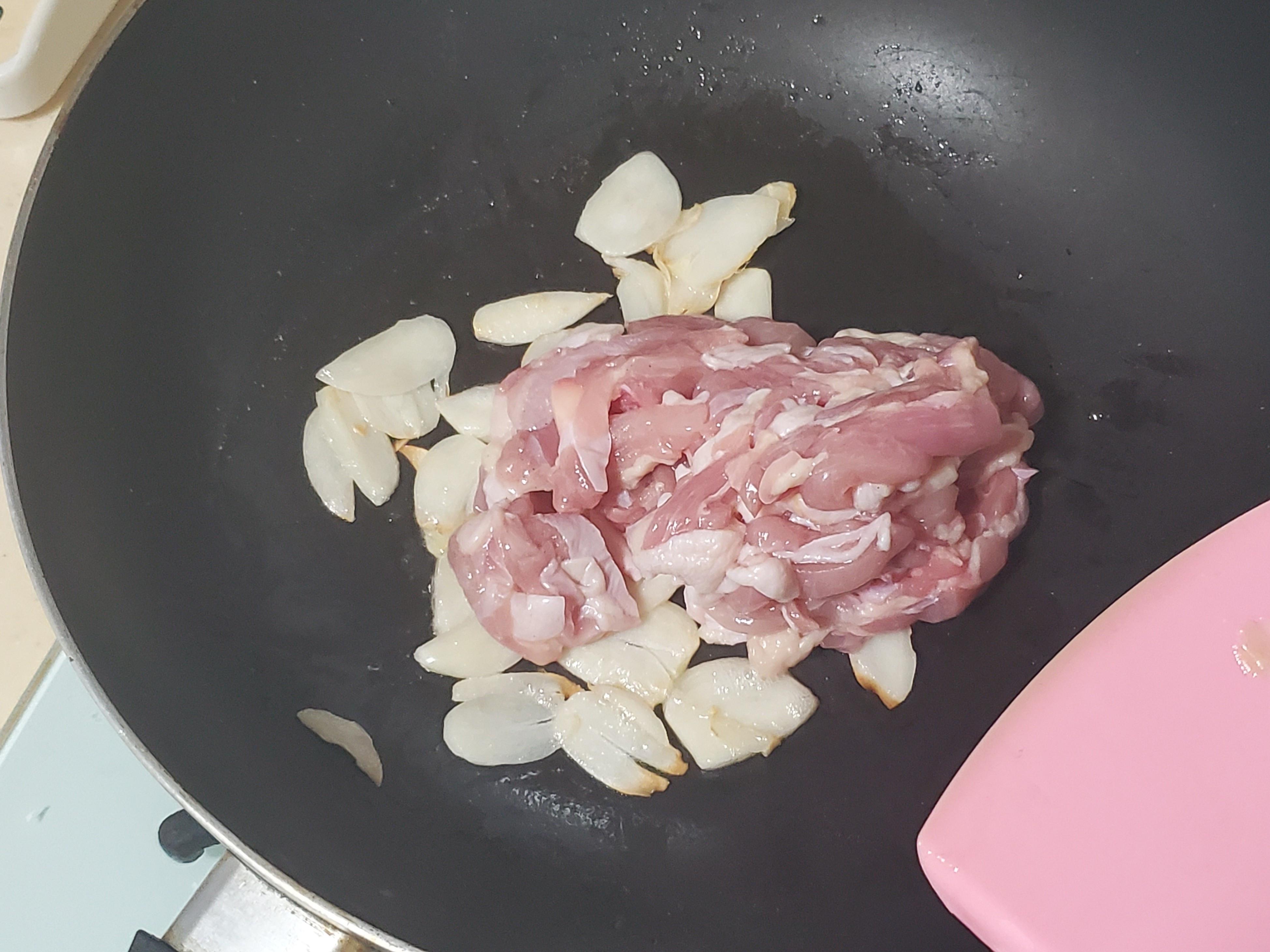 简单下饭菜～蒜味鸡肉炒水莲的加工步骤