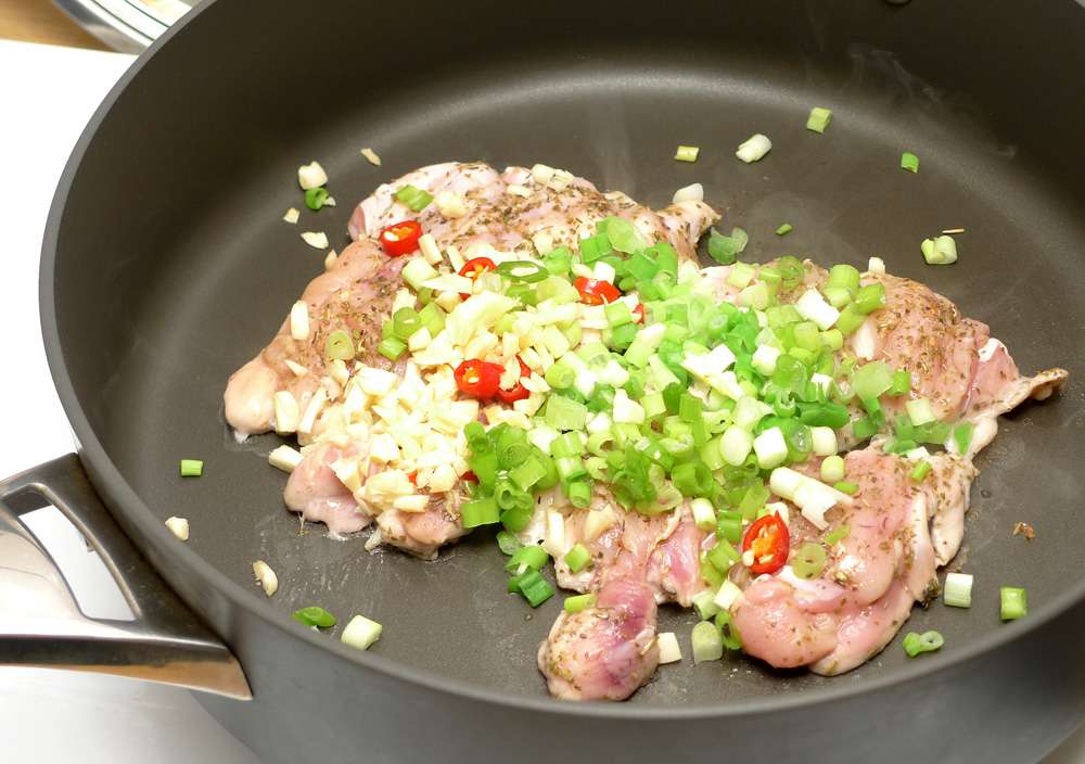 甜椒咖喱鸡丼的加工步骤