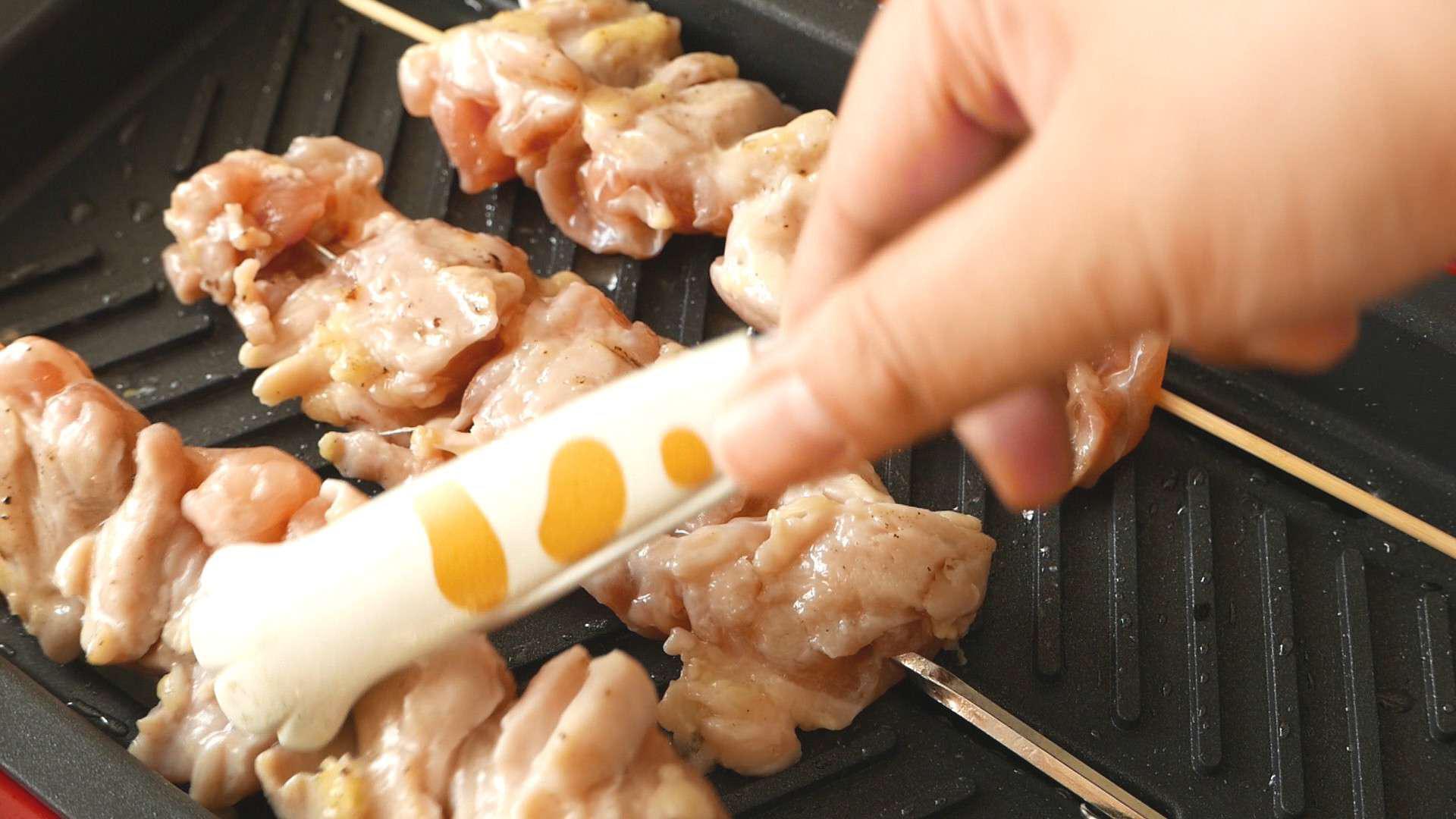 【影片】照烧鸡肉串的加工步骤