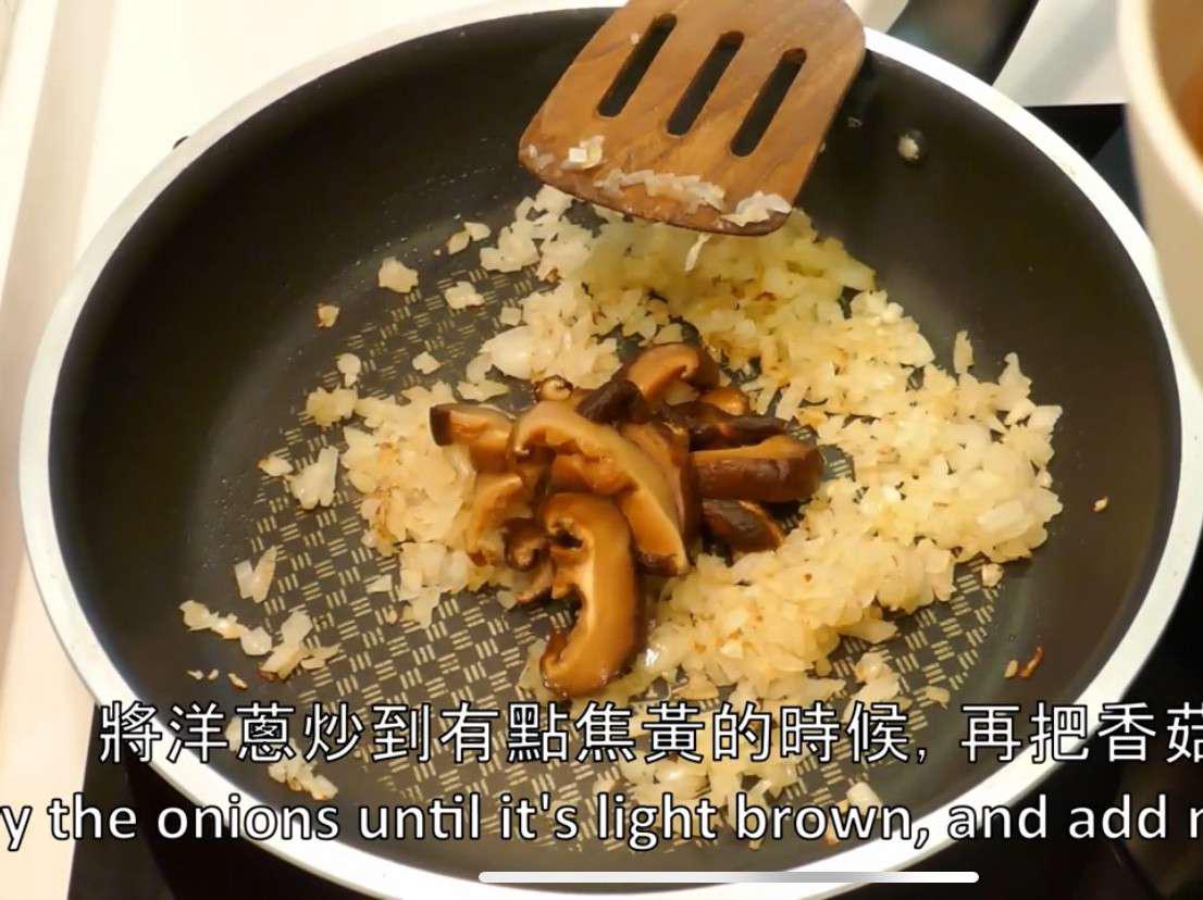 奶油香菇鸡肉义大利面的加工步骤