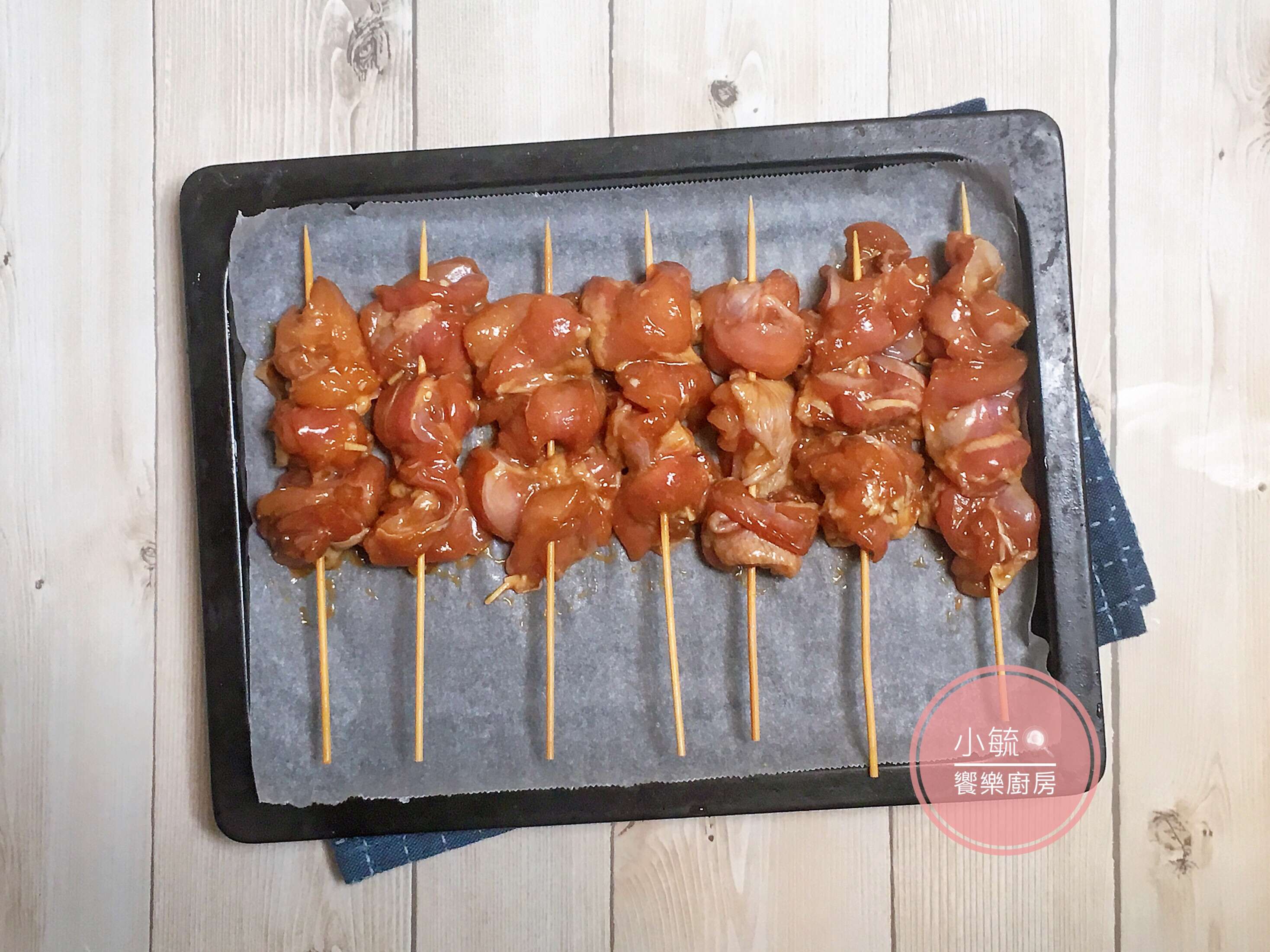 香烤味噌鸡肉串。烤箱料理的加工步骤