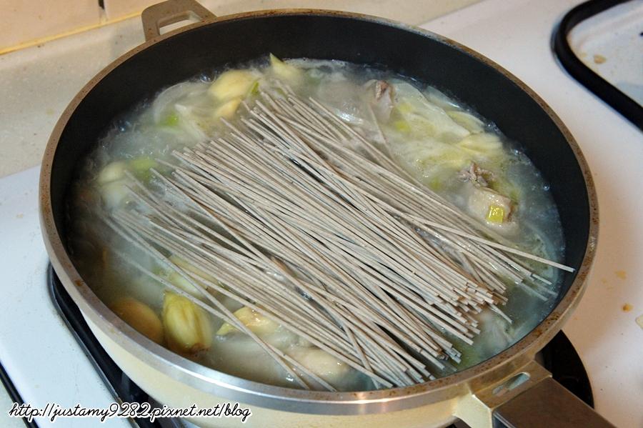 韩式一隻鸡汤面《三风面馆-香蕉面》的加工步骤